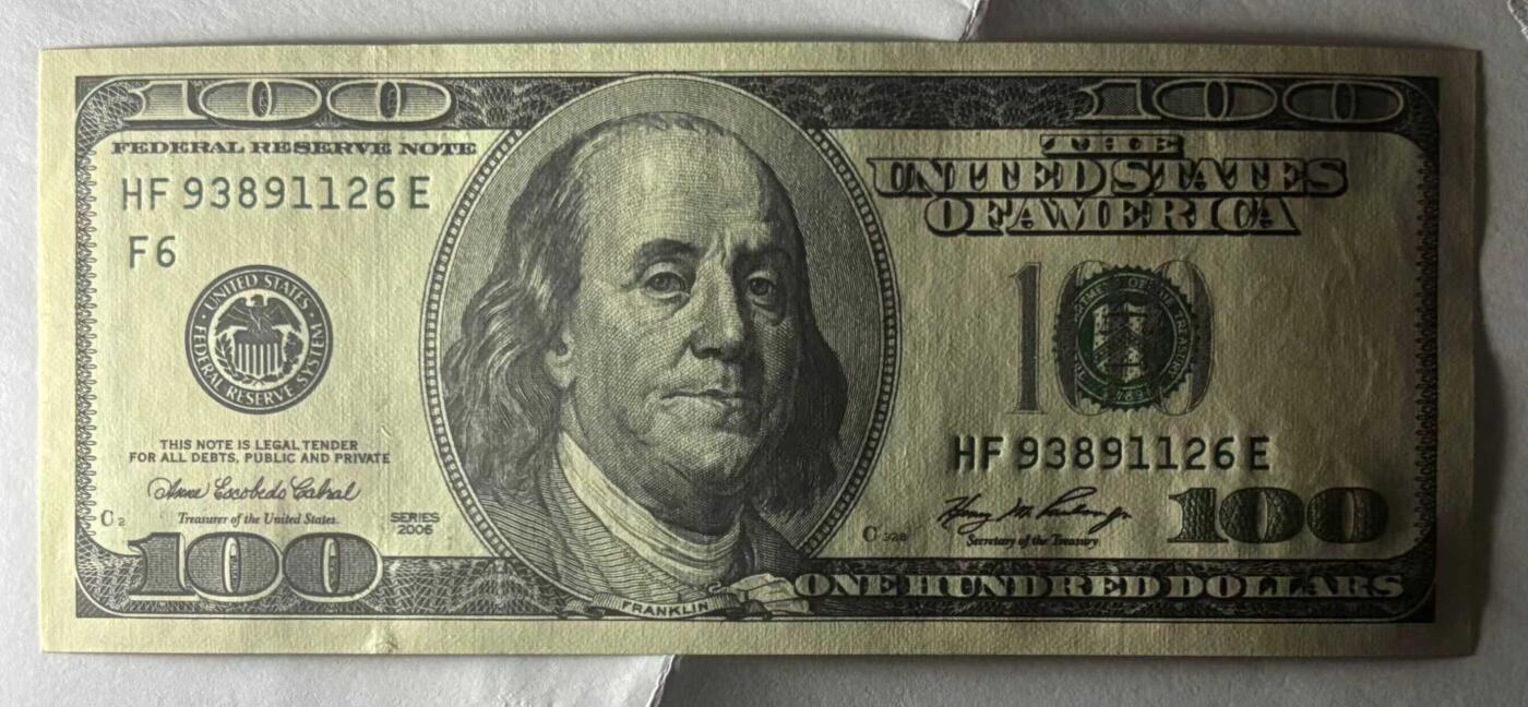 《外钞收藏家》第五百九十期（欧洲强钞、港币、硬通货及丰富裸币大拍场）（本平台长期征集拍品、欢迎藏友们联系合作） 2006年 大头版100美元 号码无47 实物图