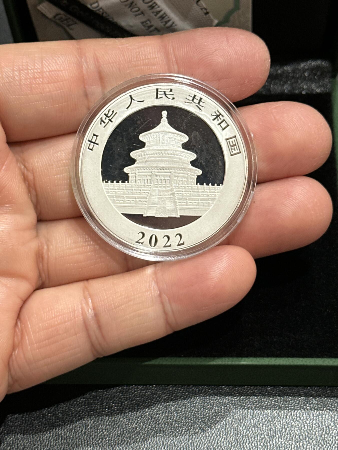 《外钞收藏家》第五百九十期（欧洲强钞、港币、硬通货及丰富裸币大拍场）（本平台长期征集拍品、欢迎藏友们联系合作） 2022年熊猫银币 30克 带证书和盒子