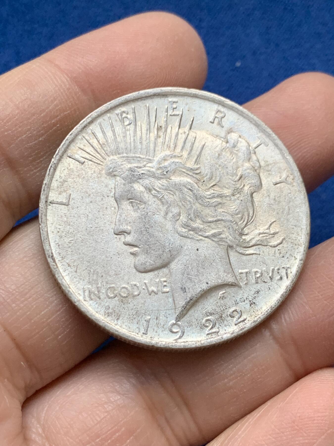 《竞宝斋》第443场 周日，周一，2场连拍 （全场包邮） 美国1922年和平银币，币面不平，微翘。