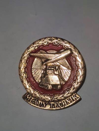 韵星假日拍卖第三十一期 -- Rimey Holidays Auction 31 -  捷克斯洛伐克人民共和国青年人民技术家证章 早期版本 铜热珐琅 颁发给为共和国工业特殊岗位比如航空 重机械的工作人员