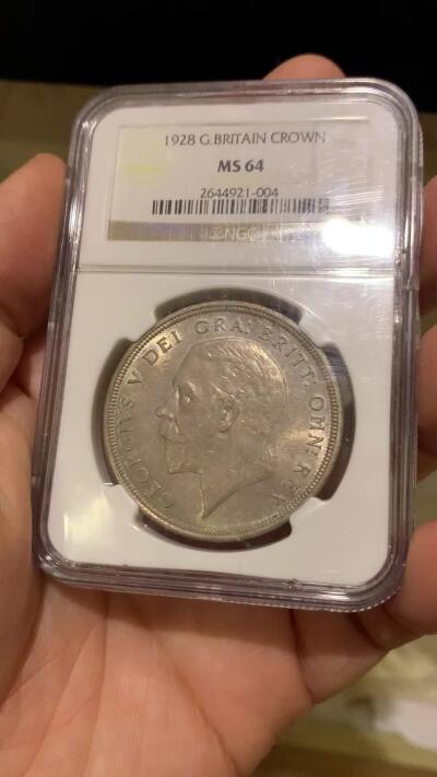 《竞宝斋》第443场 周日，周一，2场连拍 （全场包邮） NGC MS64 英国 1928年乔治五世花冠克朗银币，少见版本，发行量9034枚，两面非常好看的紫灰色包浆，花冠少有这样的醇熟包浆