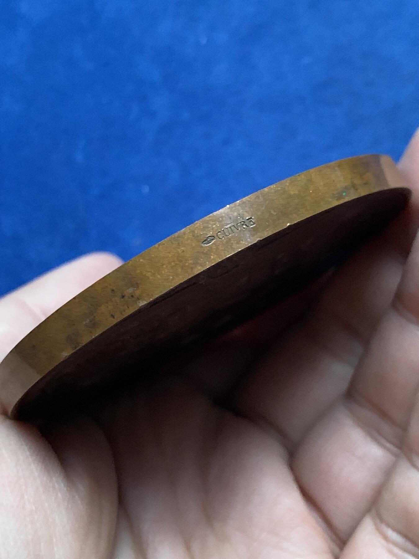 《竞宝斋》第443场 周日，周一，2场连拍 （全场包邮） 1884年法国圣餐洗礼大铜章 好品 145.6克 69mm 丰饶角铜标 原盒