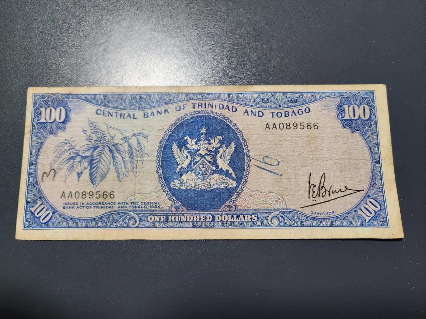 12月3号晚上8点 外国纸币自动截拍第67场 特立尼达和多巴哥纸币 1964年独立后第一版100元 首签 美品