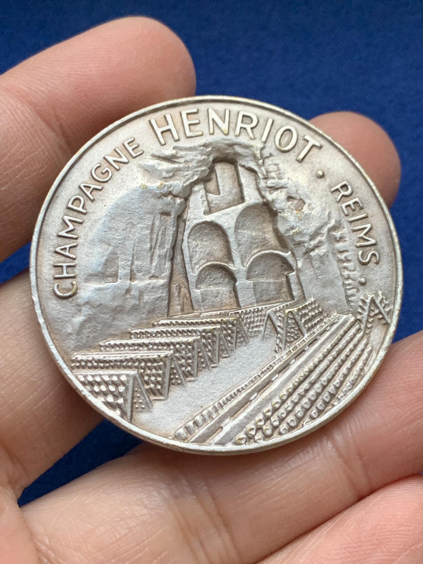 《竞宝斋》第443场 周日，周一，2场连拍 （全场包邮） 法国汉诺香槟高浮雕镀银铜章 场景细腻 直径44.8mm 重量40.2g