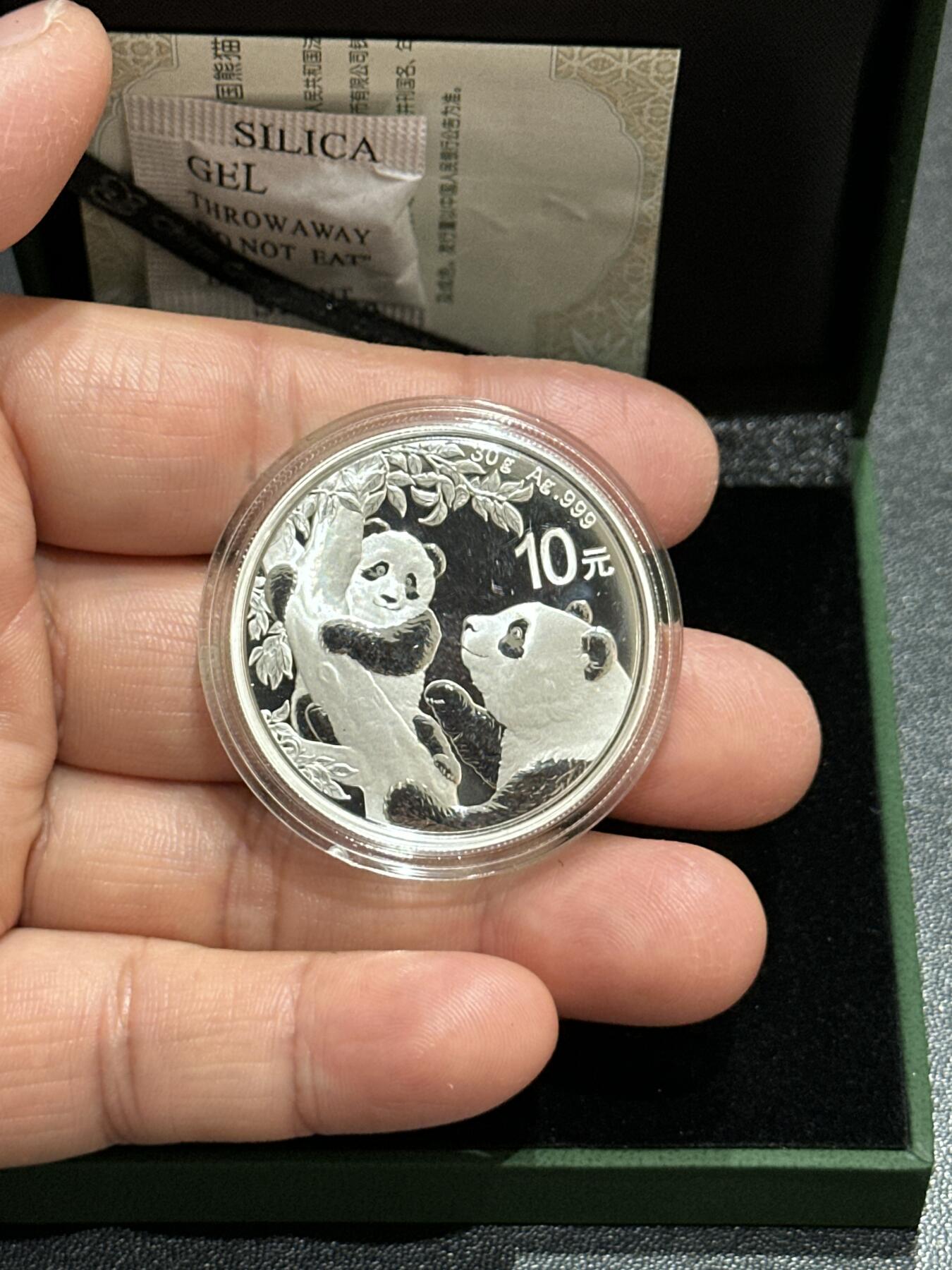 《外钞收藏家》第五百九十期（欧洲强钞、港币、硬通货及丰富裸币大拍场）（本平台长期征集拍品、欢迎藏友们联系合作） 2021年熊猫银币 30克 带证书和盒子