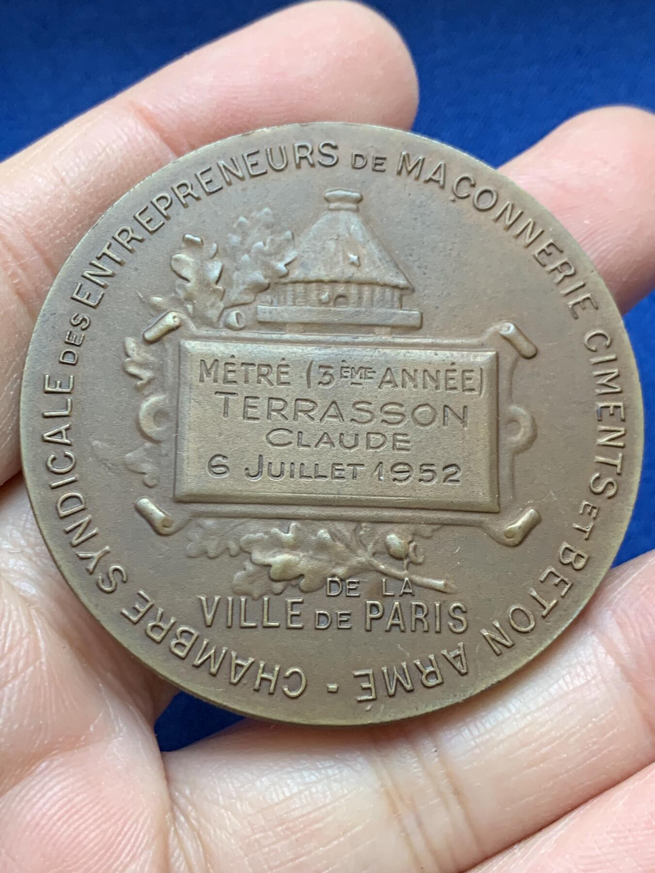 《竞宝斋》第443场 周日，周一，2场连拍 （全场包邮） 法国巴黎市建筑工会砌筑承包商联盟协会纪念章 55.6克 49.6mm 三角边铭