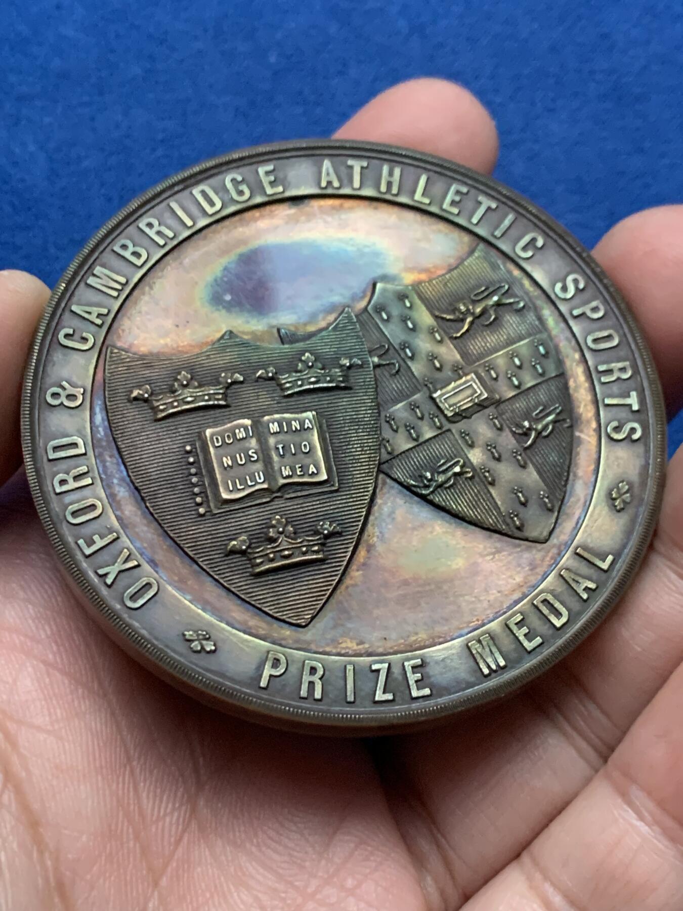 《竞宝斋》第443场 周日，周一，2场连拍 （全场包邮） 英国牛津和剑桥大学竞技运动1911年大型铜奖章，98.7克，60.2mm，盒装，用于牛津对决剑桥的运动赛事中，此章颁发给了一英里田径比赛的第二名R.D.C.LARKE