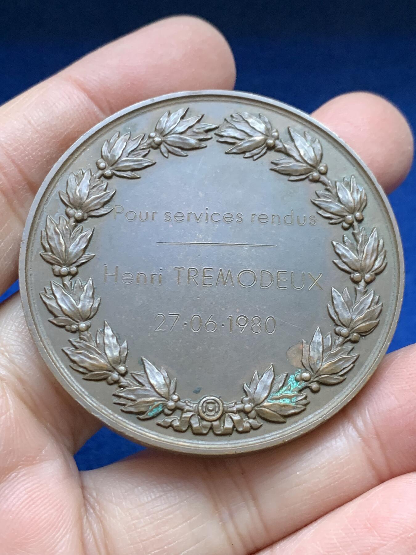 《竞宝斋》第443场 周日，周一，2场连拍 （全场包邮） 法国贡比涅市卓越贡献大铜章 直径50.5mm 重量76.3克 1979 丰饶角铜标