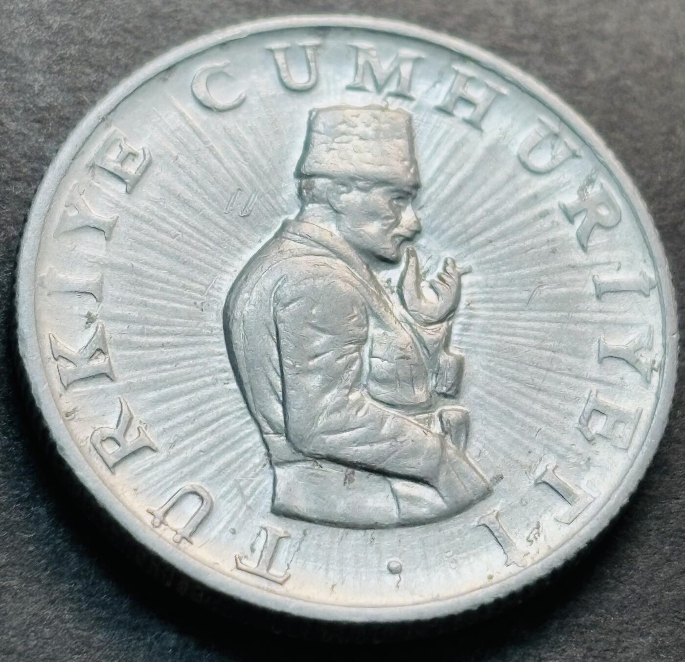 文馨钱币收藏第 284 场，【 长期接收代拍品】老藏家拍品南朝鲜李承晚时期货币，泰国大型纪念币，土耳其各时期及各国套币场 稀少星月形向左 原光品相 1981 年土耳其 10 里拉 独年份