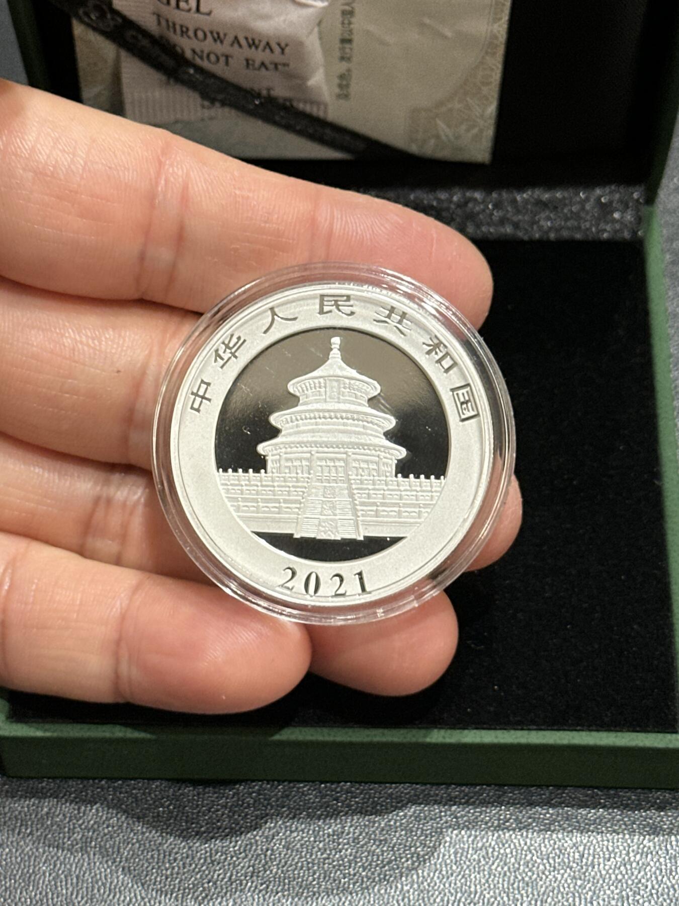 《外钞收藏家》第五百九十期（欧洲强钞、港币、硬通货及丰富裸币大拍场）（本平台长期征集拍品、欢迎藏友们联系合作） 2021年熊猫银币 30克 带证书和盒子