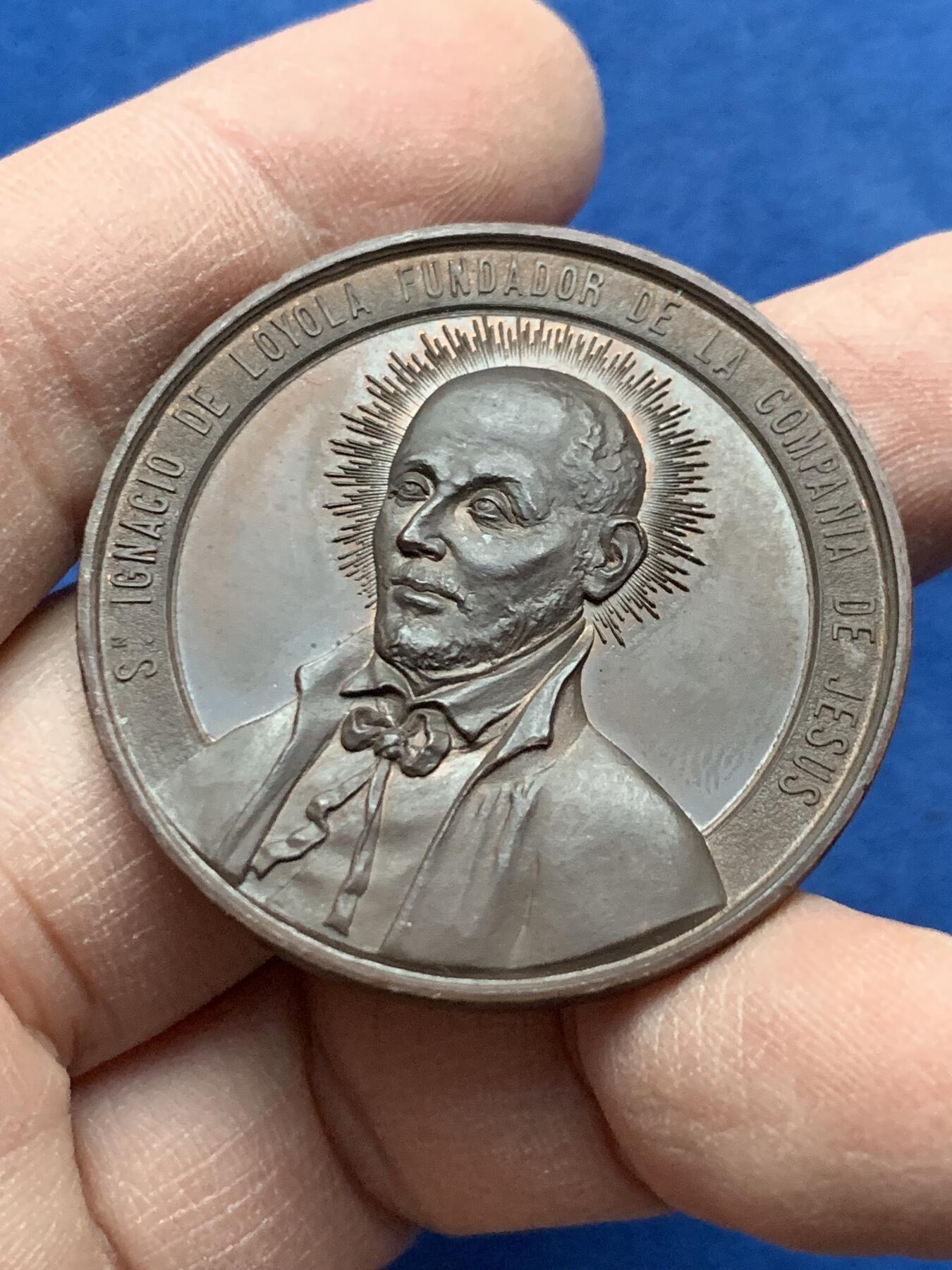 《竞宝斋》第443场 周日，周一，2场连拍 （全场包邮） 耶稣会学院纪念铜章 高浮雕 好细节 23.3克 40.2mm 带盒  正面：依纳爵·罗耀拉，耶稣会创始人