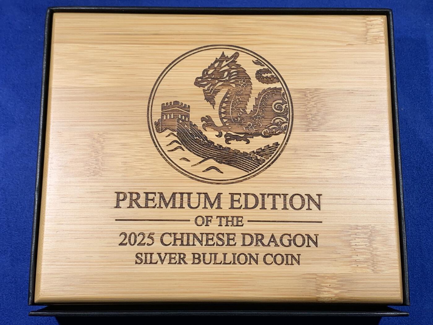 《竞宝斋》第443场 周日，周一，2场连拍 （全场包邮） 2025 中国龙银币 首发纪念典藏版套装 德国MDM发行 2盎司银条+1盎司银币 共3盎司 含纯银93.3克 原装盒证 仅发行2025套 本套编号：1556