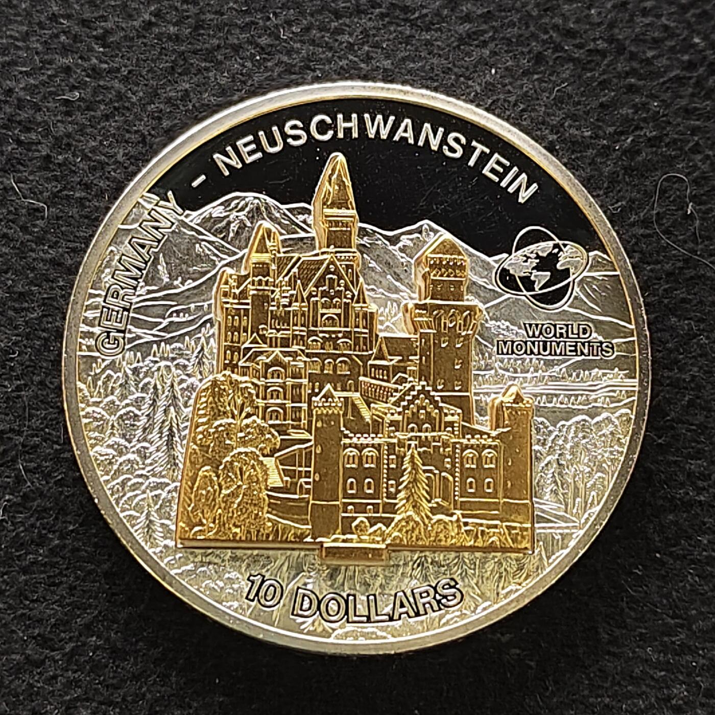 【全场包邮】纯粹捡漏拍483场（免费代拍第20场） 【少见】库克群岛2006年10元世界奇迹建筑系列德国新天鹅堡（38.6毫米31.1克）精制克朗型纪念银币-含镀金建筑插件-量5000