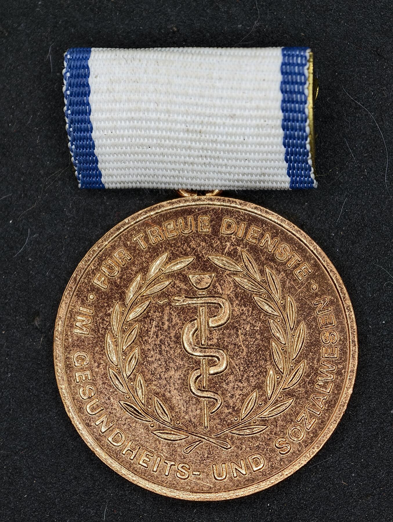 凯旋世界勋赏（第20期）（欢迎送拍）（对拍品有疑问请询问客服，不接受到手刀，出价默认拍品品相。请认真阅读拍卖规则！出价默认已认可！）（收到货请录制开箱视频，无视频概不处理问题。） DDR奖章