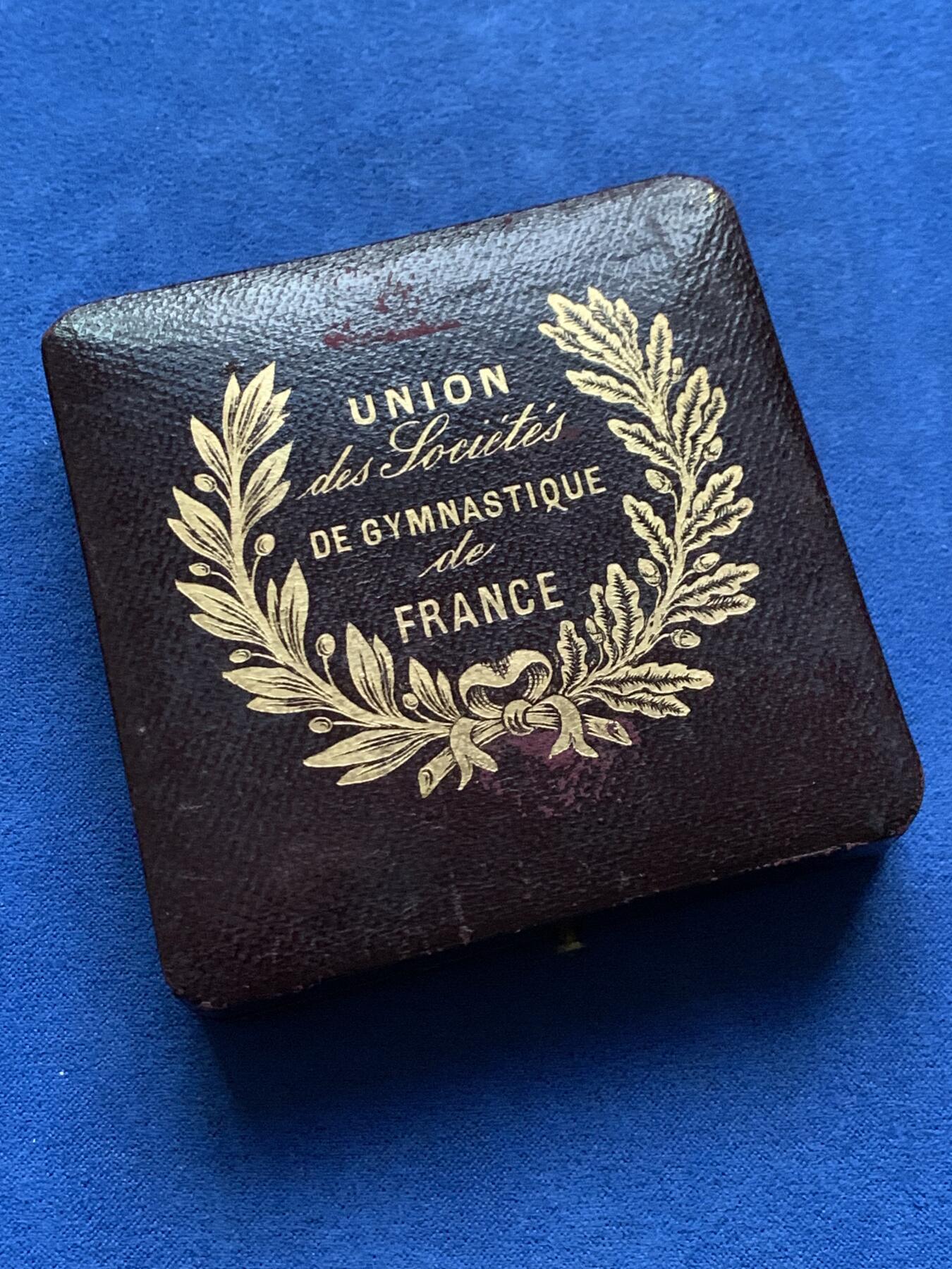 《竞宝斋》第443场 周日，周一，2场连拍 （全场包邮） 名家名作 法国体操协会联盟铜章 93.8克 57.8mm 丰饶角铜标 精美盒装