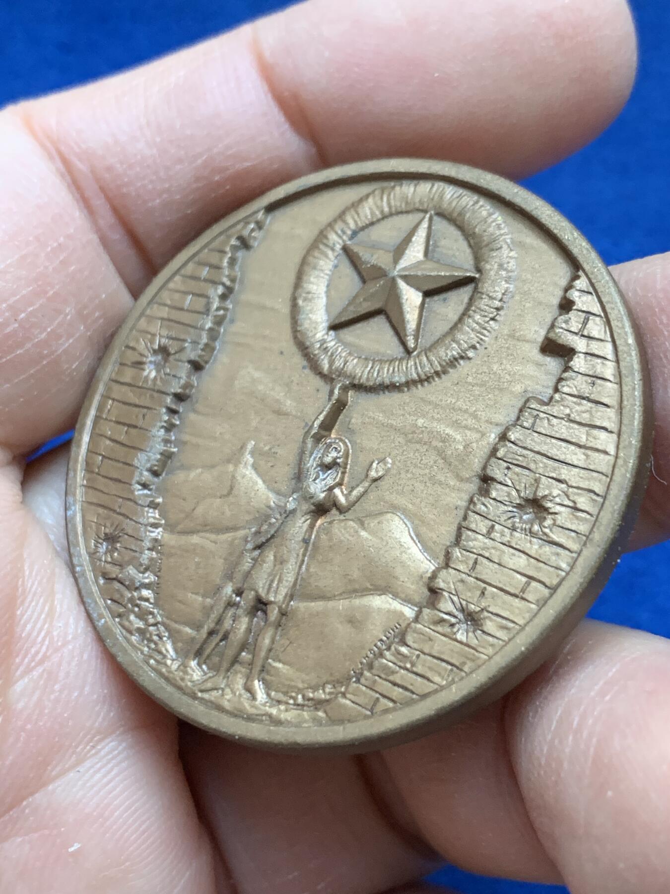 《竞宝斋》第443场 周日，周一，2场连拍 （全场包邮） 意大利二战抵抗运动‌纪念章 重约26.7克 40.1mm 双面高浮雕 细节见图