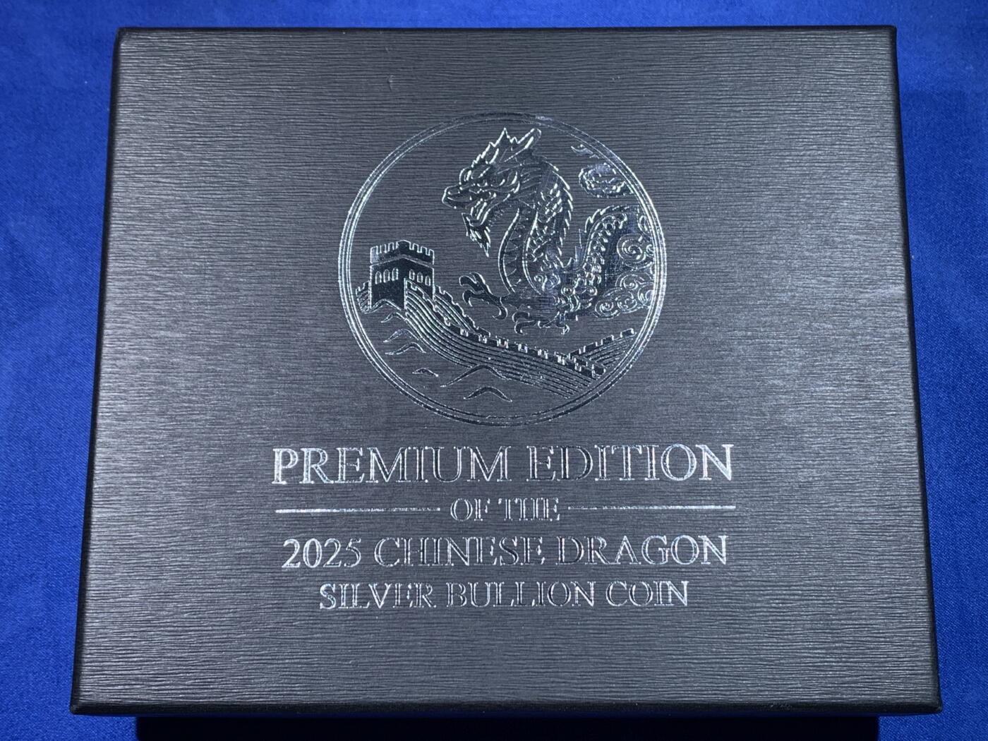 《竞宝斋》第443场 周日，周一，2场连拍 （全场包邮） 2025 中国龙银币 首发纪念典藏版套装 德国MDM发行 2盎司银条+1盎司银币 共3盎司 含纯银93.3克 原装盒证 仅发行2025套 本套编号：1556