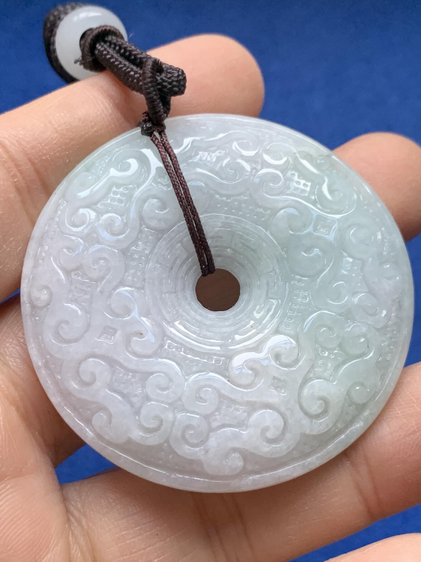 《竞宝斋》第443场 周日，周一，2场连拍 （全场包邮） 玉质平安扣手把件 50.1mm，厚度9.6mm左右，总重约47.6克，有裂纹，材质自辨，细节见图。