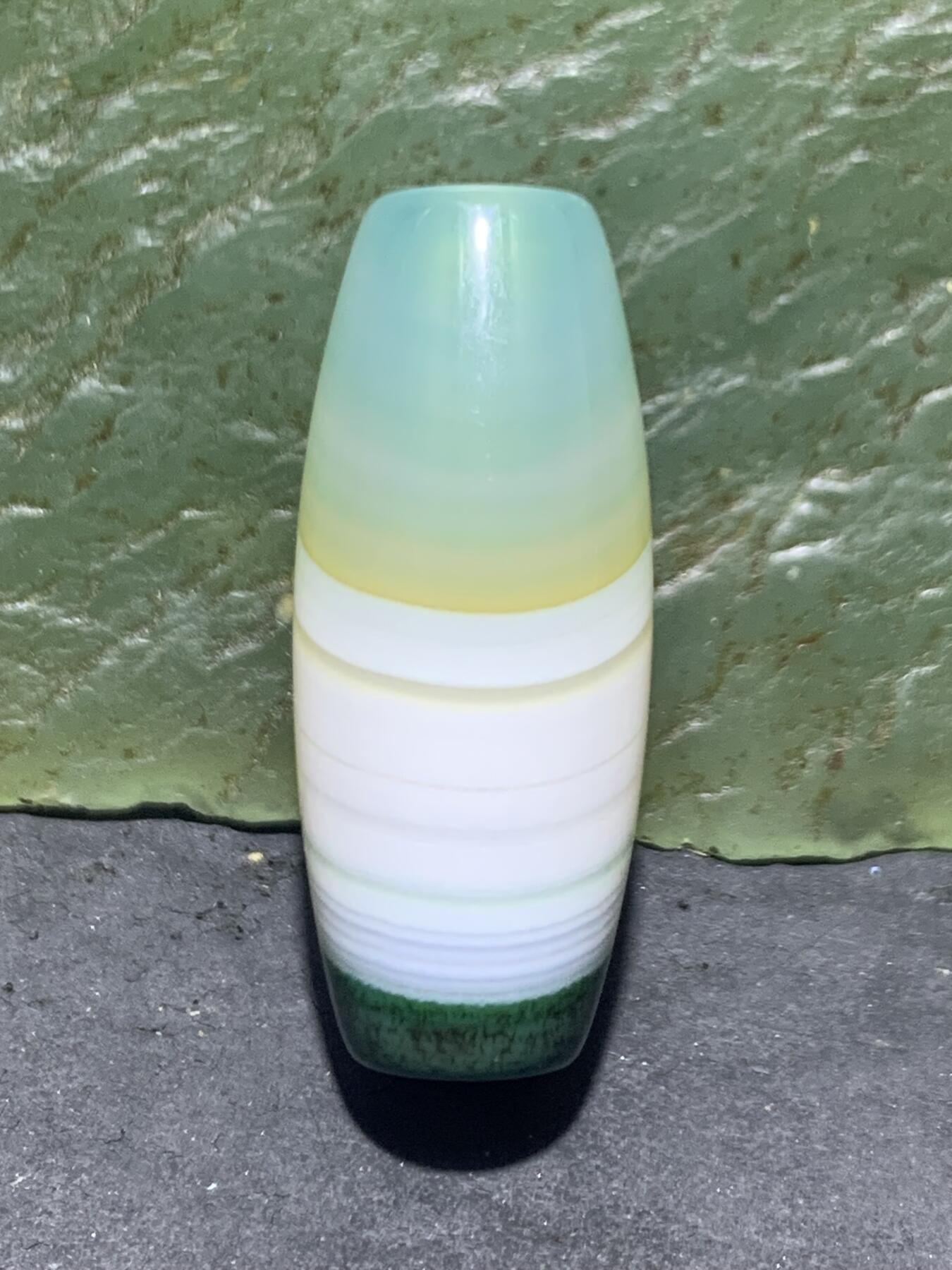 精美冰透高玉化瓷白绿双色缠丝玛瑙桶珠一颗