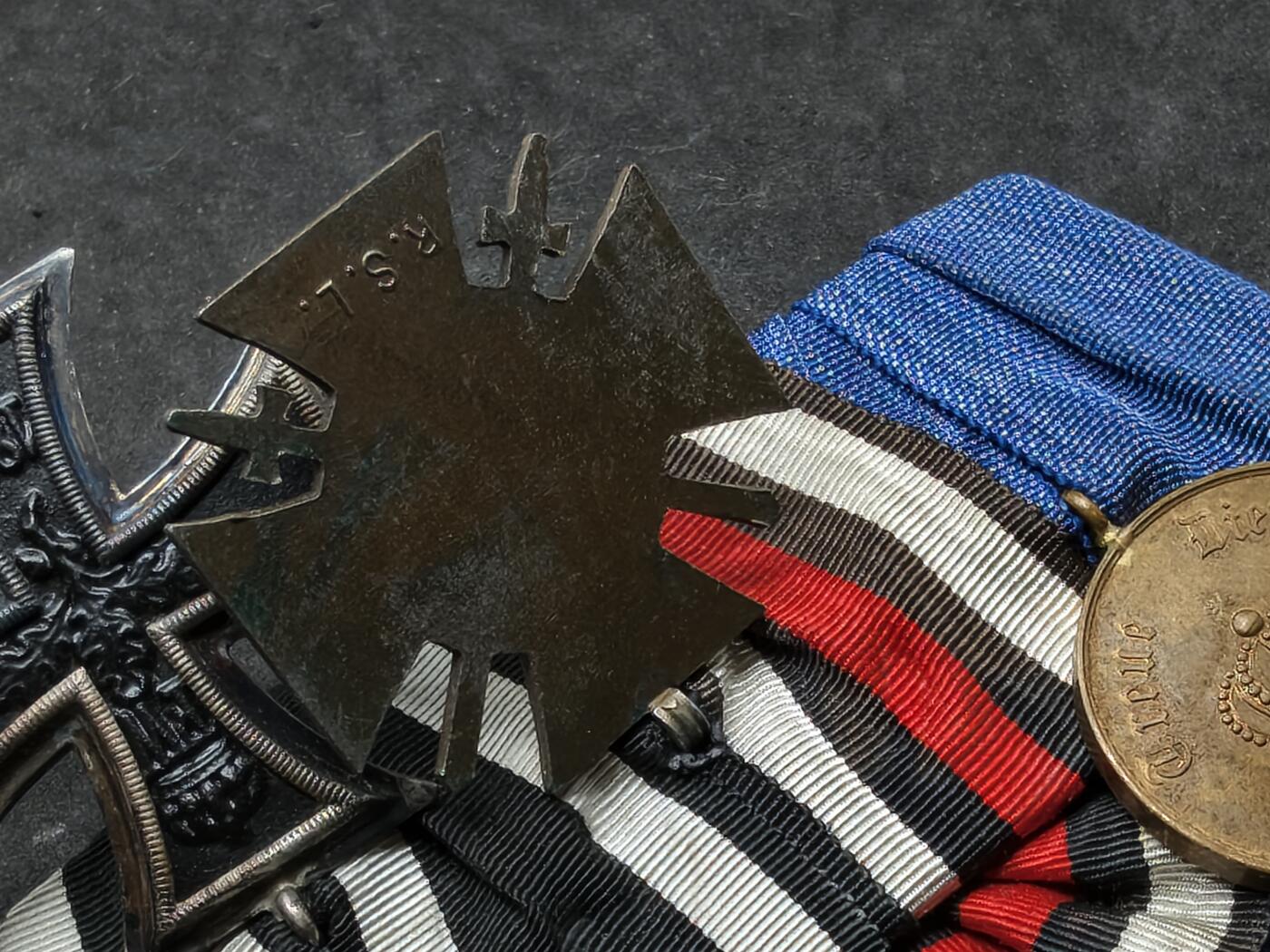 凯旋世界勋赏（第20期）（欢迎送拍）（对拍品有疑问请询问客服，不接受到手刀，出价默认拍品品相。请认真阅读拍卖规则！出价默认已认可！）（收到货请录制开箱视频，无视频概不处理问题。） 德国三联排，一战帝德一级铁十字，兴登堡十字，十二年服役