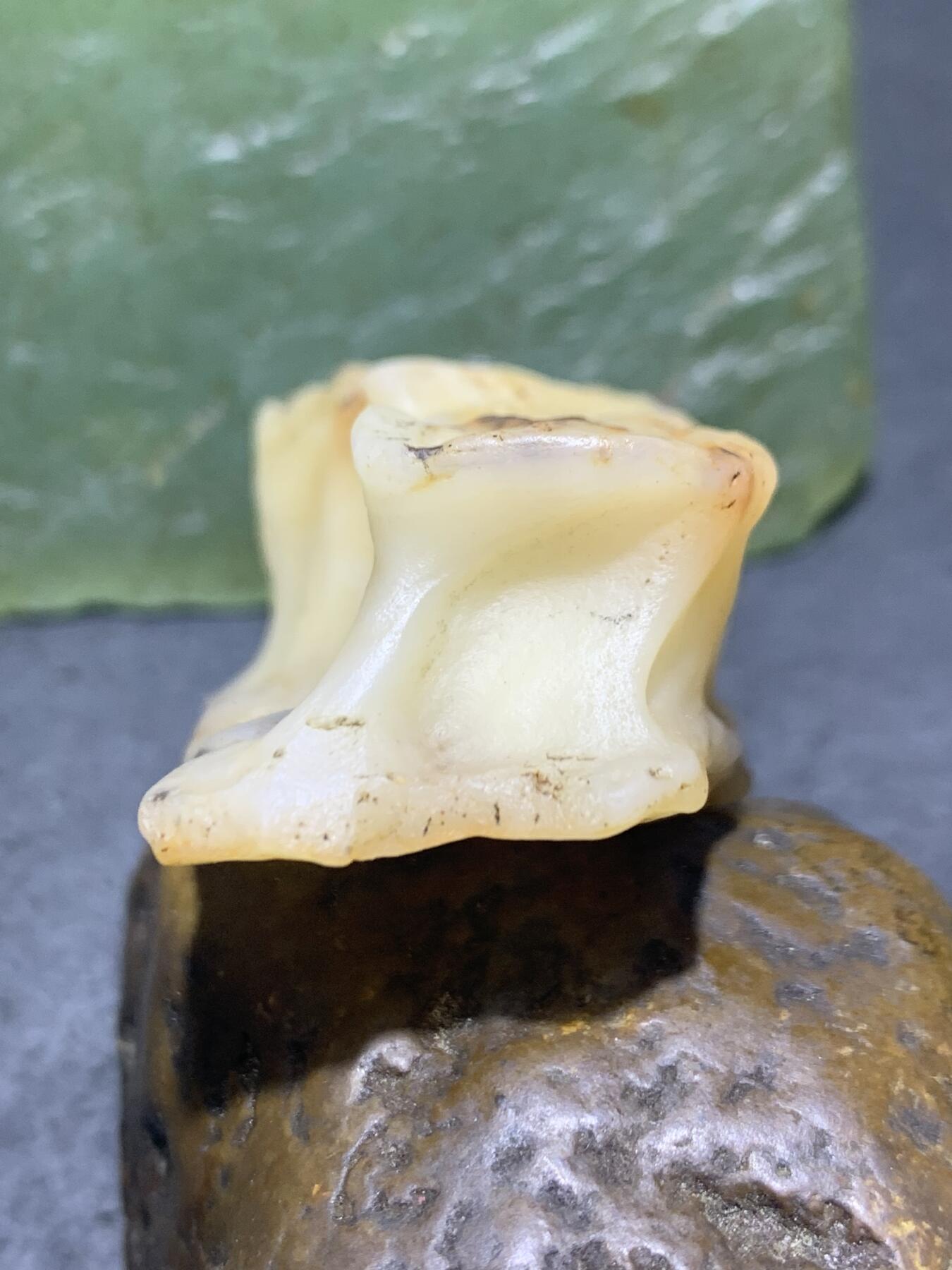 放福利！精美天然地表奶白飘青花风化金丝玉籽料原石一块！