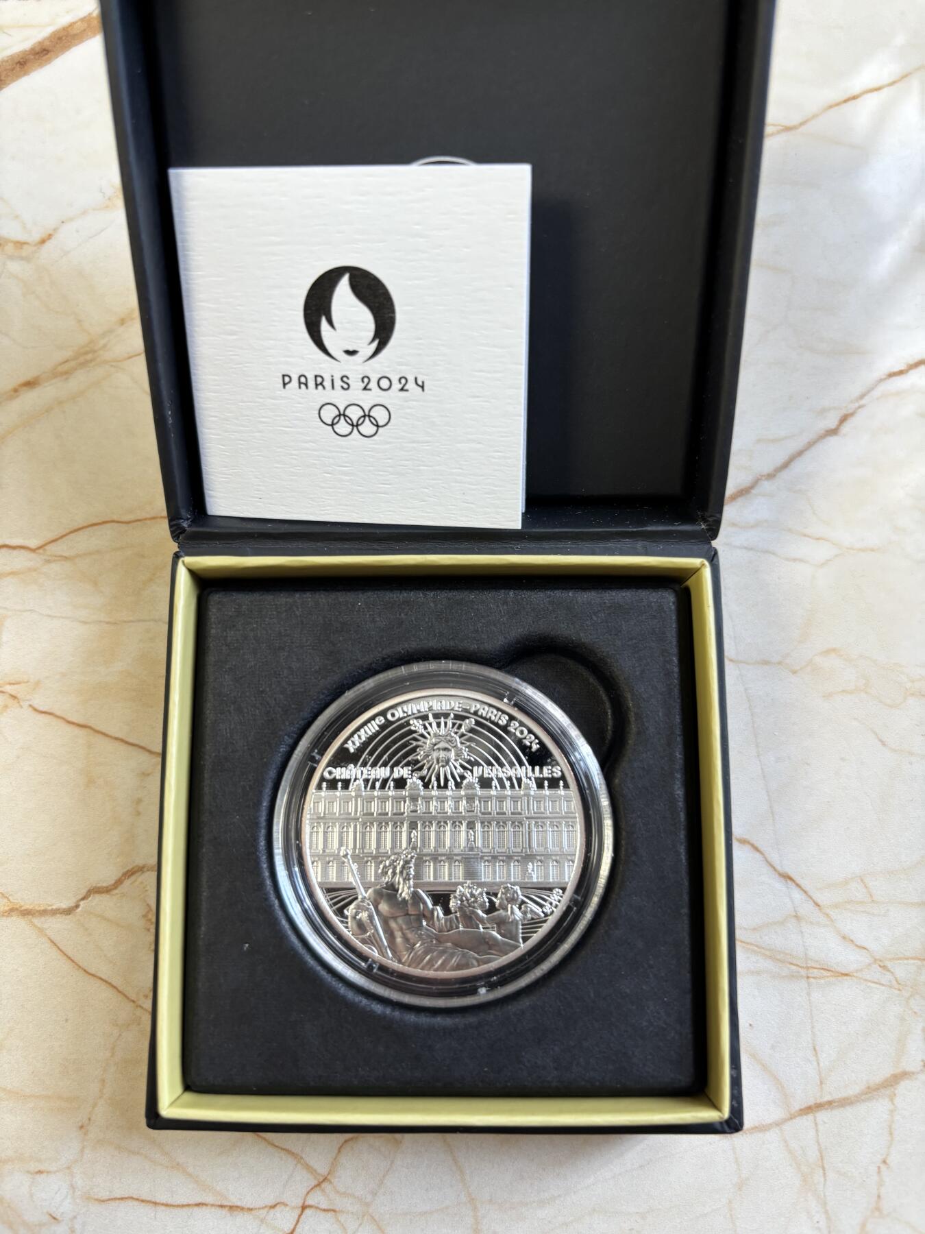 第183期拍卖 法国2023年巴黎文化遗产系列凡尔赛宫精制纪念银币，999银，发行7500枚，边缘有氧化