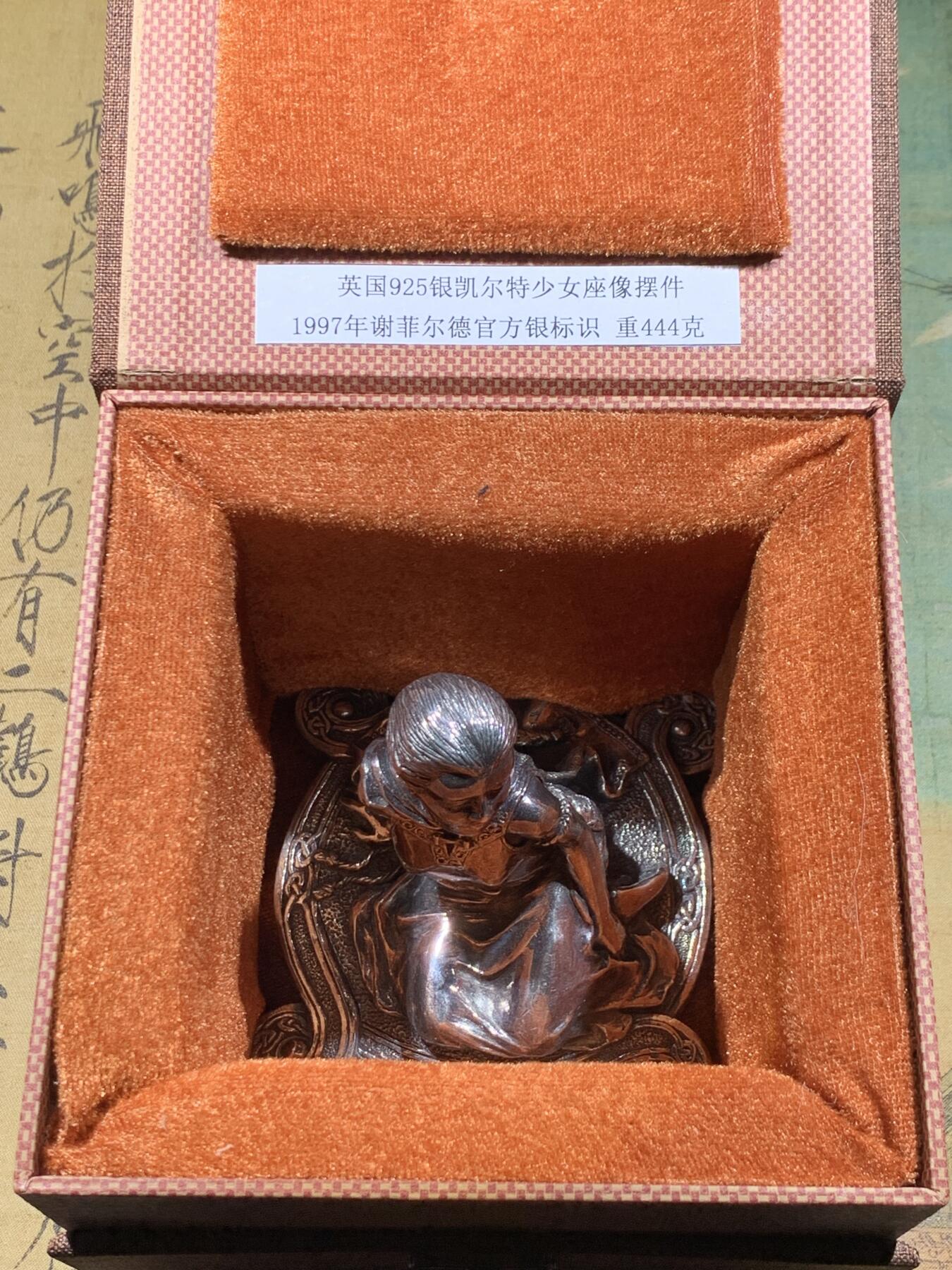 《竞宝斋》第443场 周日，周一，2场连拍 （全场包邮） 英国凯尔特少女坐像摆件 925银包银 1997年谢菲尔德官方银标识 总重434克 细节见图