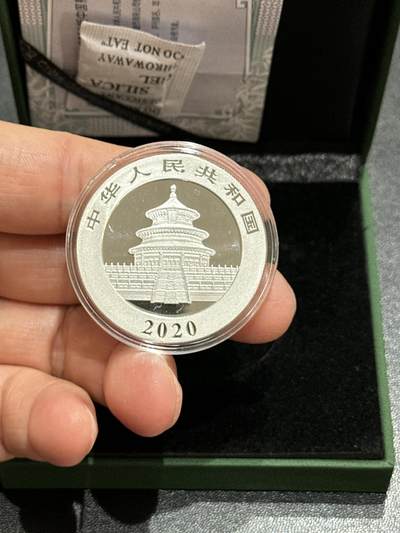 《外钞收藏家》第五百九十期（欧洲强钞、港币、硬通货及丰富裸币大拍场）（本平台长期征集拍品、欢迎藏友们联系合作） - 2015年熊猫银币 30克 带证书和盒子