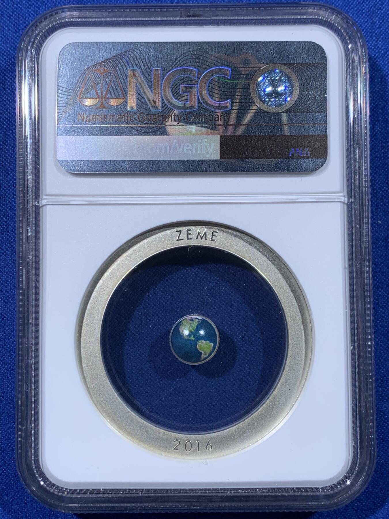 《竞宝斋》第443场 周日，周一，2场连拍 （全场包邮） NGC PF69UC 拉脱维亚2016年发行的透明陶瓷彩色地球镶嵌纪念银币-5欧（20克，925银，40MM币径，限量5千枚，盒证齐全）荣膺2017年第11届硬币之星原创技术大奖