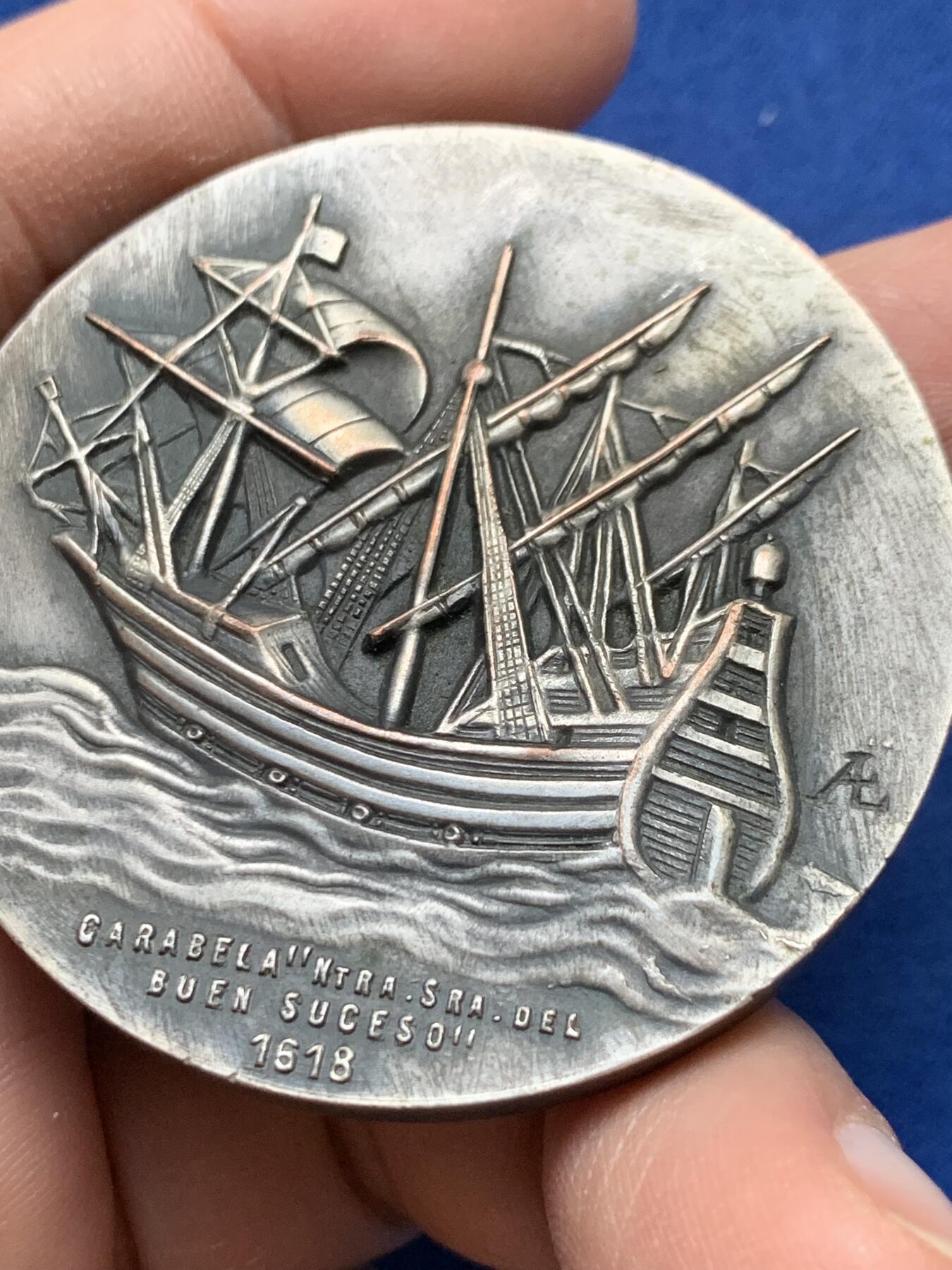 《竞宝斋》第443场 周日，周一，2场连拍 （全场包邮） 西班牙1968年巴塞罗那第六届国际航海博览会纪念镀银铜章 70.5克 49.8mm 带盒 正面：1618年建造的