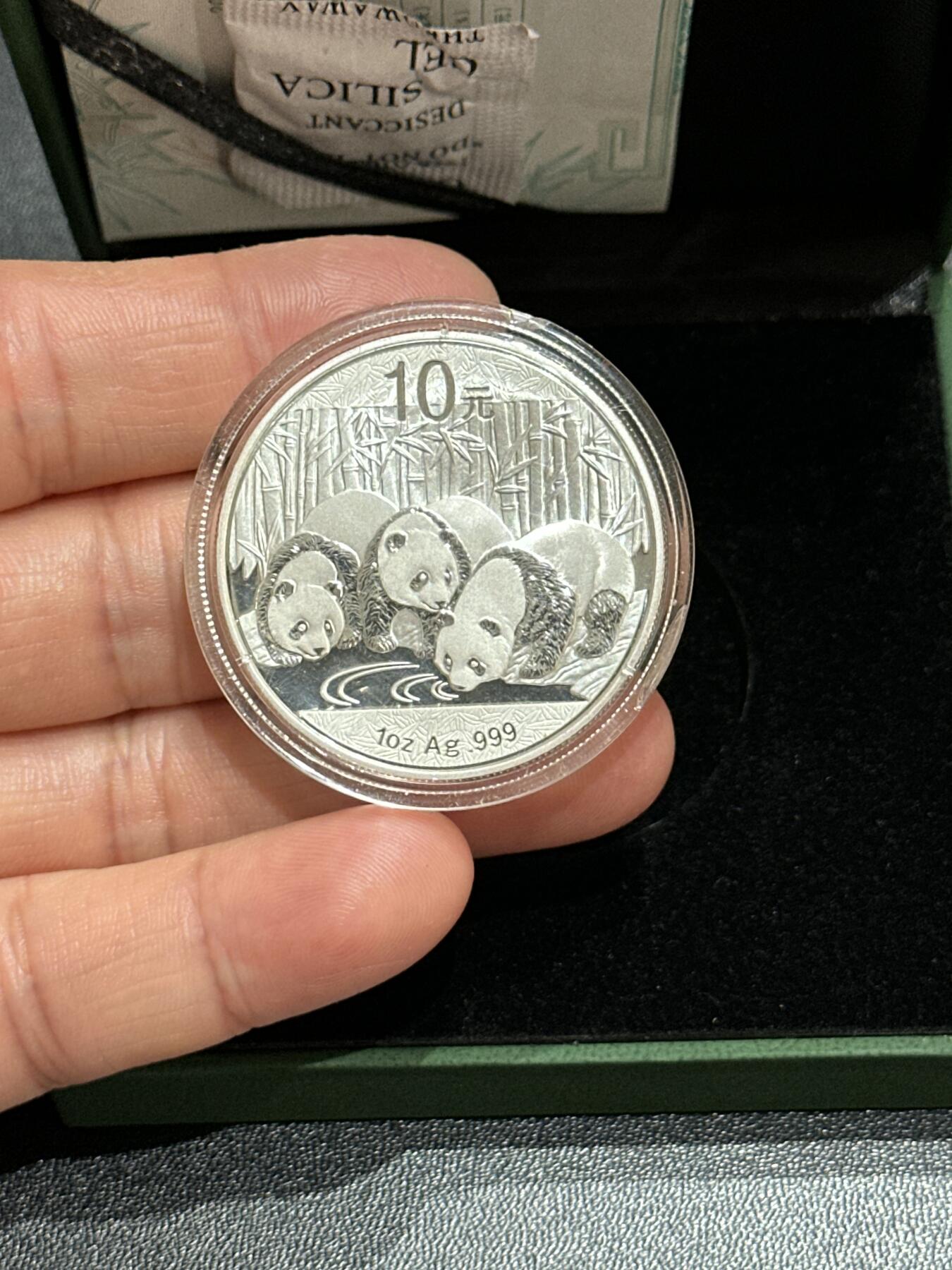 《外钞收藏家》第五百九十期（欧洲强钞、港币、硬通货及丰富裸币大拍场）（本平台长期征集拍品、欢迎藏友们联系合作） 2013年熊猫银币1盎司 带证书和盒子