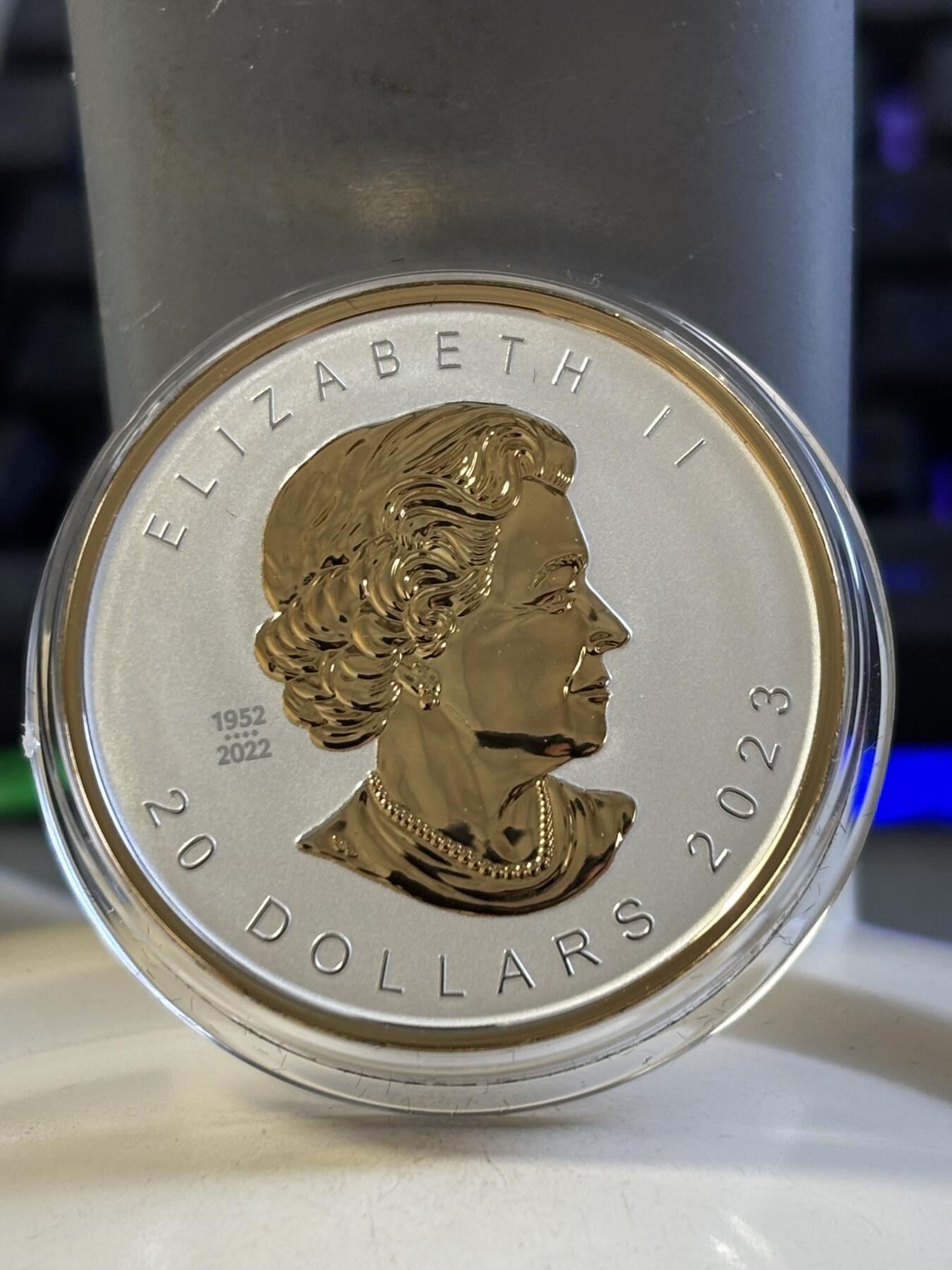 第183期拍卖 加拿大2023年枫叶发行35周年超高浮雕1盎司局部镀金银币，9999银镀金，发行8000枚，