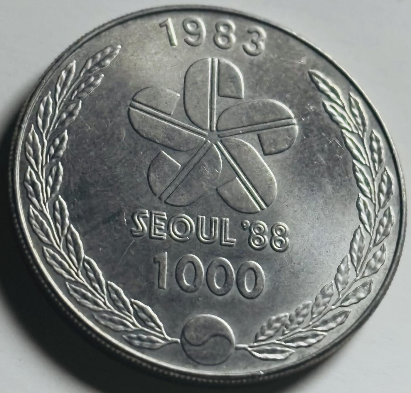 文馨钱币收藏第 284 场，【 长期接收代拍品】老藏家拍品南朝鲜李承晚时期货币，泰国大型纪念币，土耳其各时期及各国套币场 少见韩国1988奥运会 1000 元 纪念币 长鼓舞 33mm 