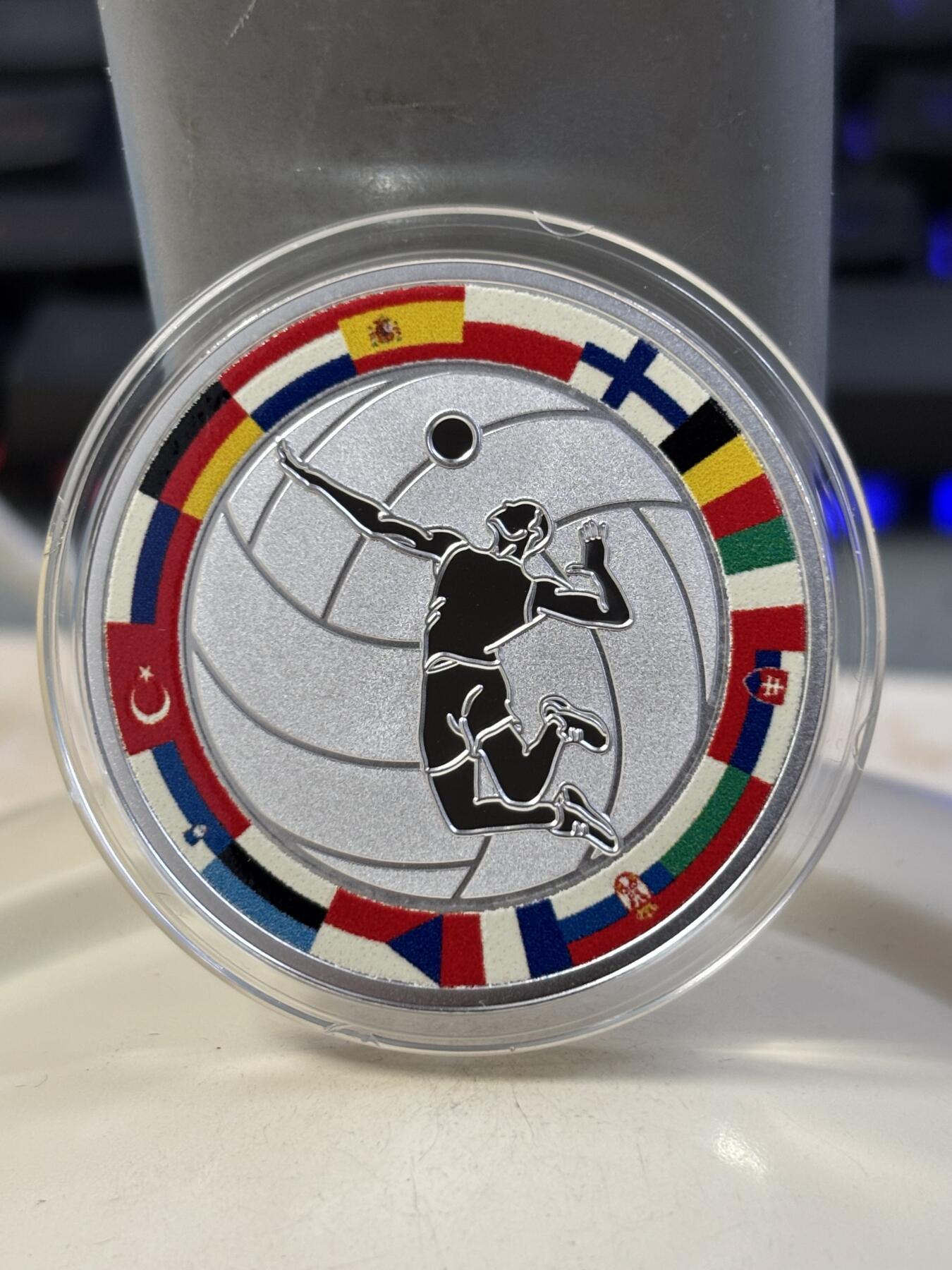 第184期拍卖  纽埃2017年体育运动项目排球彩色精制纪念银币,999银，发行500枚，17.5克