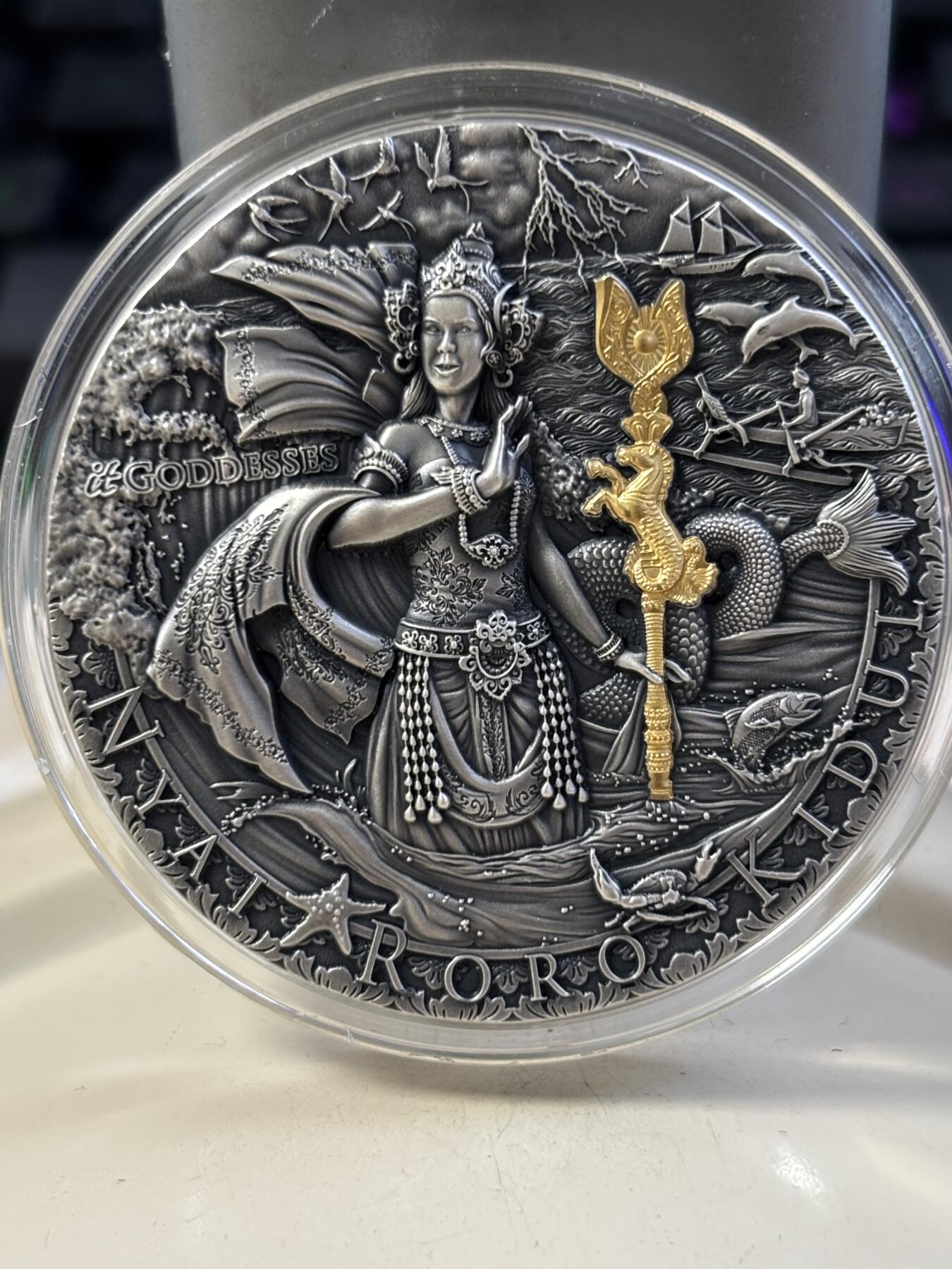 第184期拍卖 纽埃2020年南海女王2盎司高浮雕镀金纪念银币，999银，发行量500枚