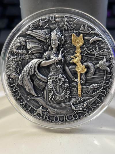 第184期拍卖 - 纽埃2020年南海女王2盎司高浮雕镀金纪念银币，999银，发行量500枚