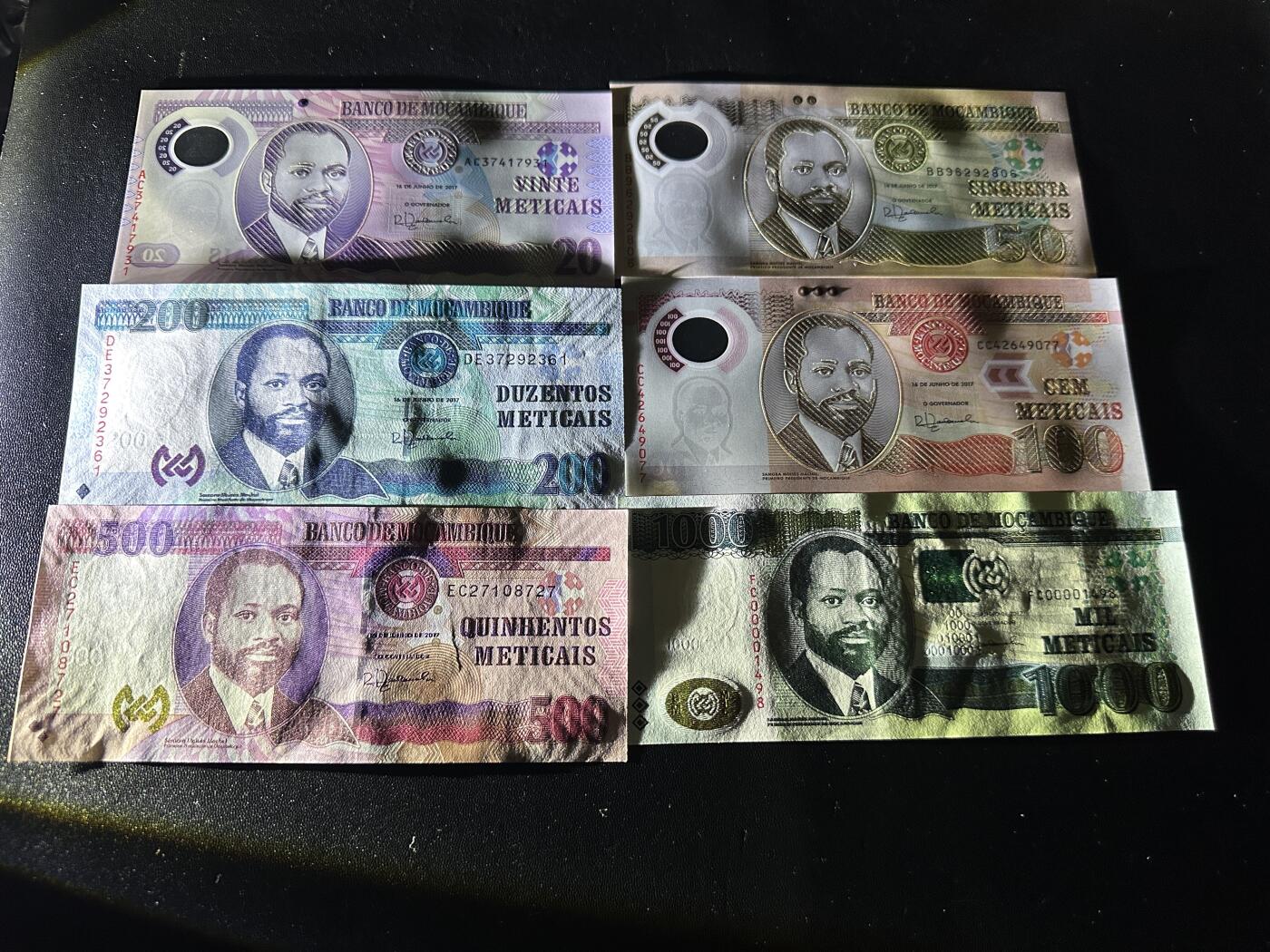 《外钞收藏家》第五百九十期（欧洲强钞、港币、硬通货及丰富裸币大拍场）（本平台长期征集拍品、欢迎藏友们联系合作） 2017年莫桑比克20-1000面额 六张一起 全新UNC （1498）