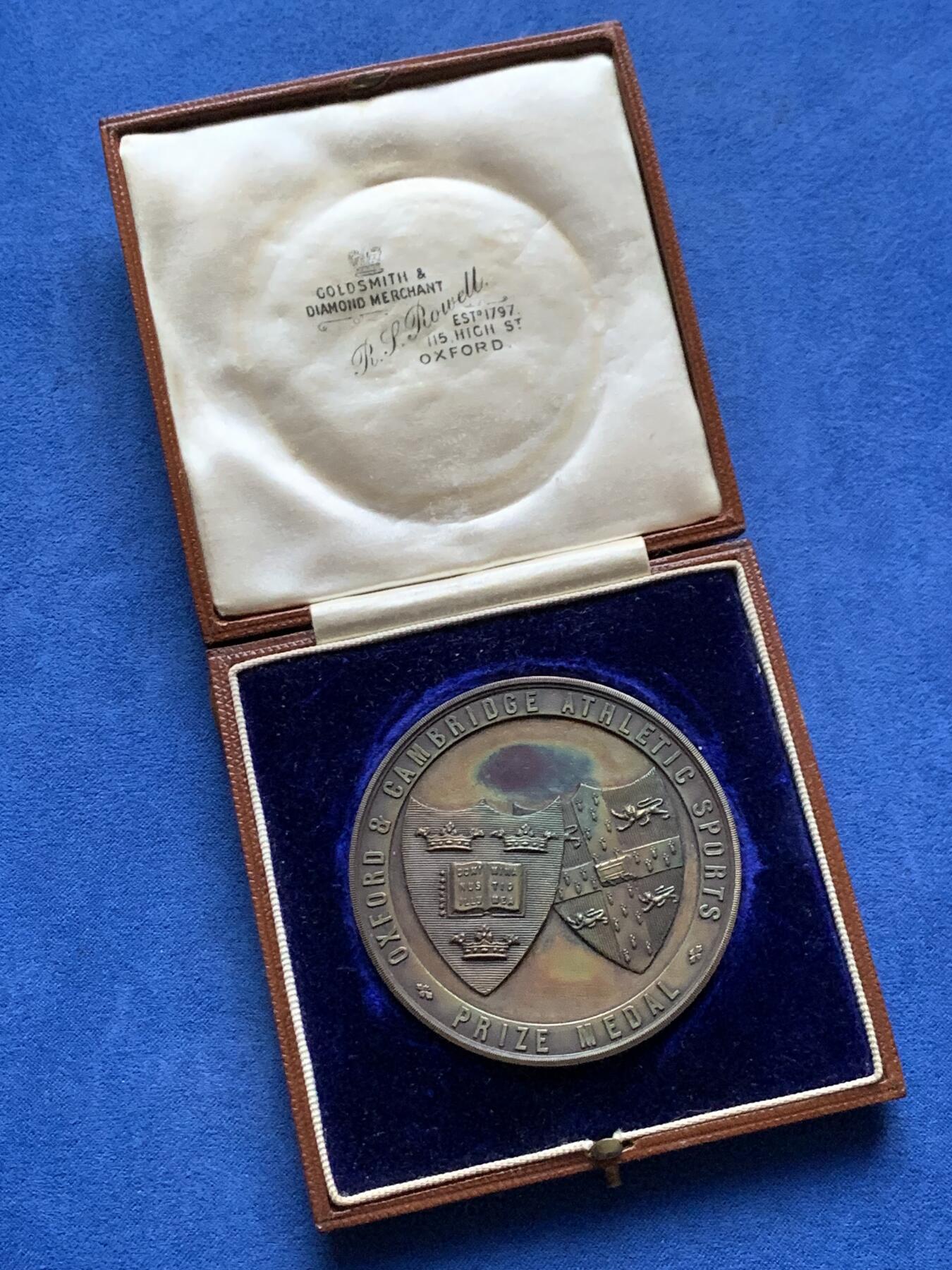 《竞宝斋》第443场 周日，周一，2场连拍 （全场包邮） 英国牛津和剑桥大学竞技运动1911年大型铜奖章，98.7克，60.2mm，盒装，用于牛津对决剑桥的运动赛事中，此章颁发给了一英里田径比赛的第二名R.D.C.LARKE