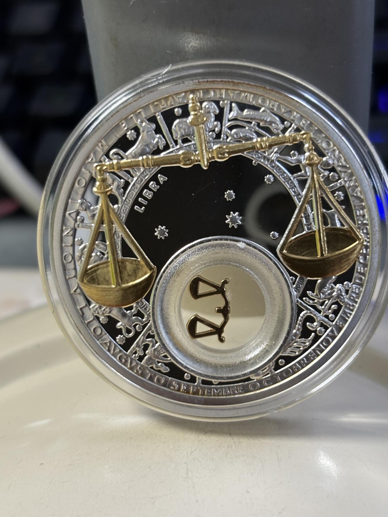 第183期拍卖 白俄罗斯2013年十二星座天枰座镶嵌天枰镀金纪念银币，925银，28.28克，发行10000枚