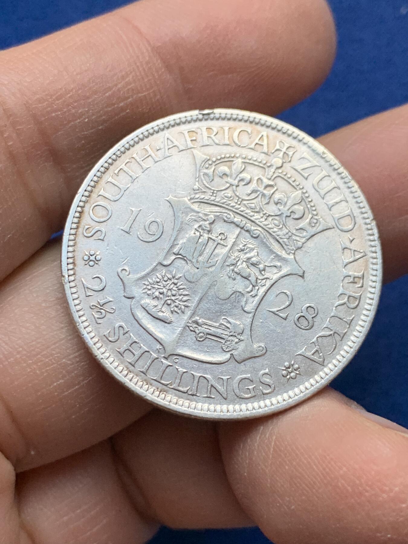 《竞宝斋》第443场 周日，周一，2场连拍 （全场包邮） 南非1928年乔治五世2.5先令银币 800银 14克 顶部有打磨痕迹 细节见图