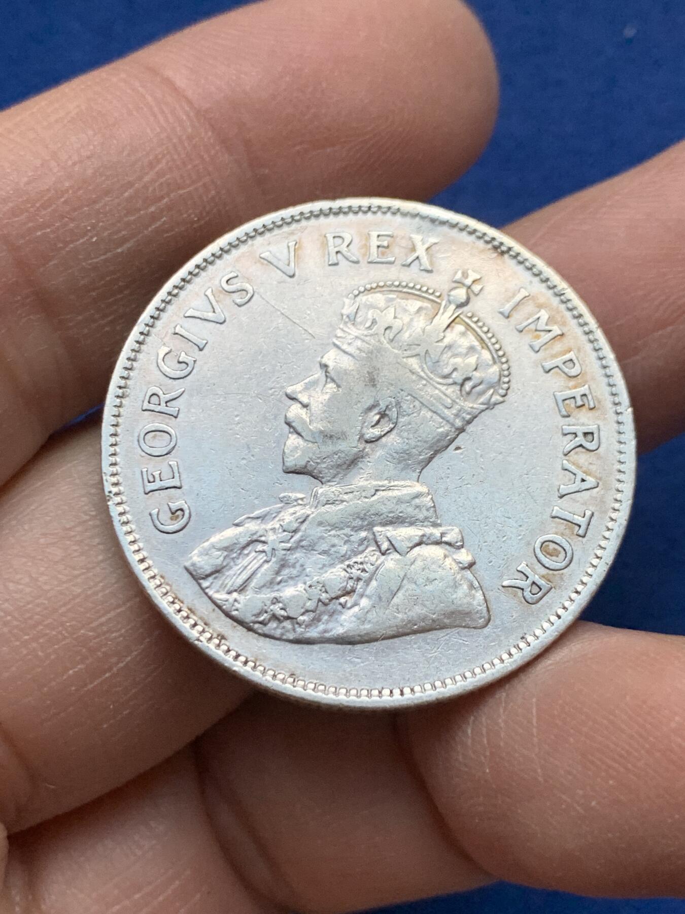 《竞宝斋》第443场 周日，周一，2场连拍 （全场包邮） 南非1928年乔治五世2.5先令银币 800银 14克 顶部有打磨痕迹 细节见图