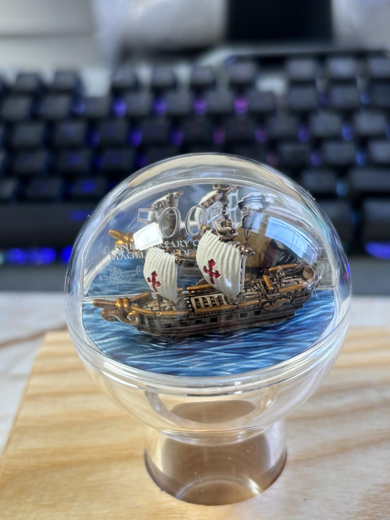 第183期拍卖 纽埃2021年麦哲伦环球航行立体镶嵌2盎司纪念银币，999银，发行333枚，亚克力盒有裂痕