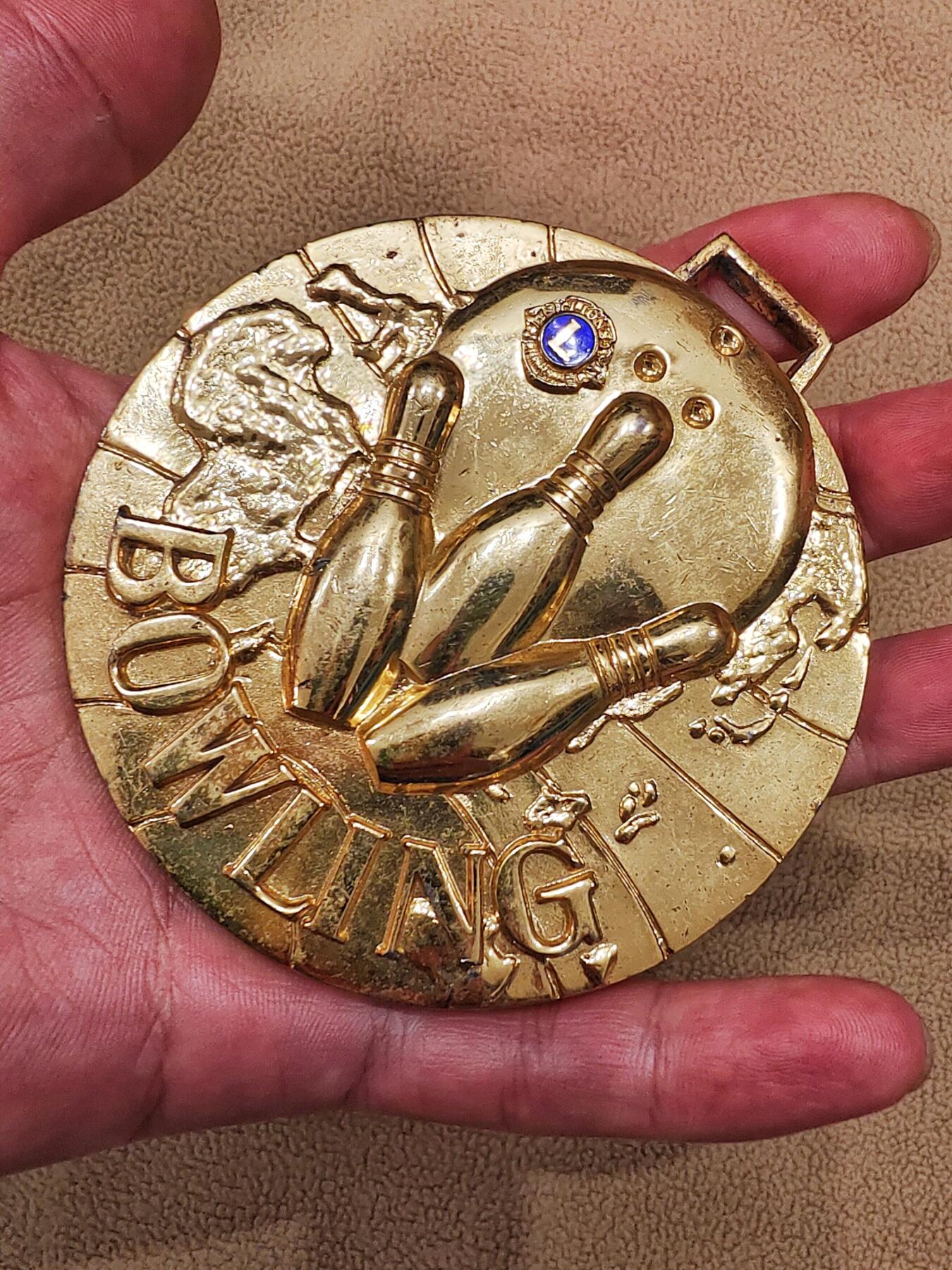 少见国际狮子会珐琅彩保龄球大铜牌 铜章