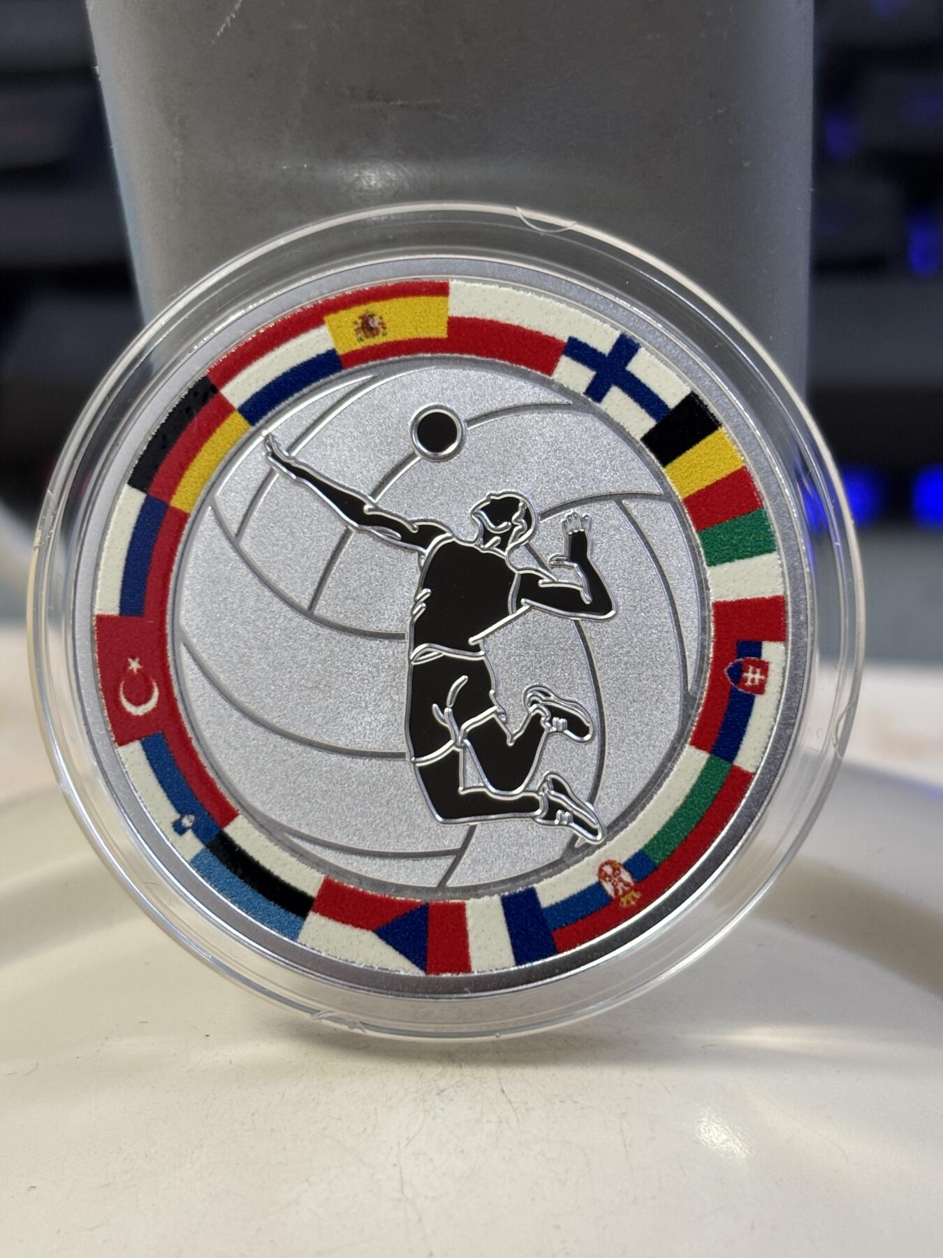 第184期拍卖  纽埃2017年体育运动项目排球彩色精制纪念银币,999银，发行500枚，17.5克