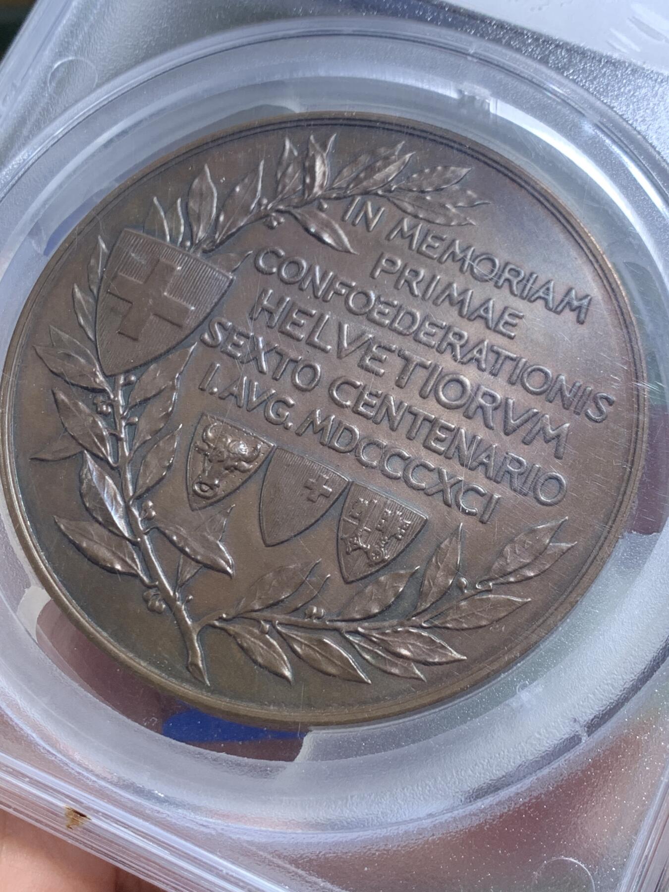 《竞宝斋》第443场 周日，周一，2场连拍 （全场包邮） PCGS SP63 亚军分 瑞士1891年联邦600周年飞天清凉女神大铜章，68mm大规格，151g，厚重压手。背生双翼的飞天女神在山间翱翔，手持火炬与橄榄枝，画面生动美好。收藏级大尺寸清凉章，更高仅1枚64，加厚盒。