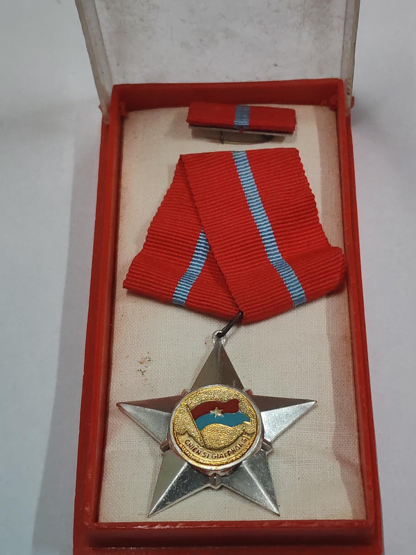 韵星假日拍卖第三十一期 -- Rimey Holidays Auction 31 越南社会主义共和国三级解放战士勋章 软挂版 带原盒略 库存品相