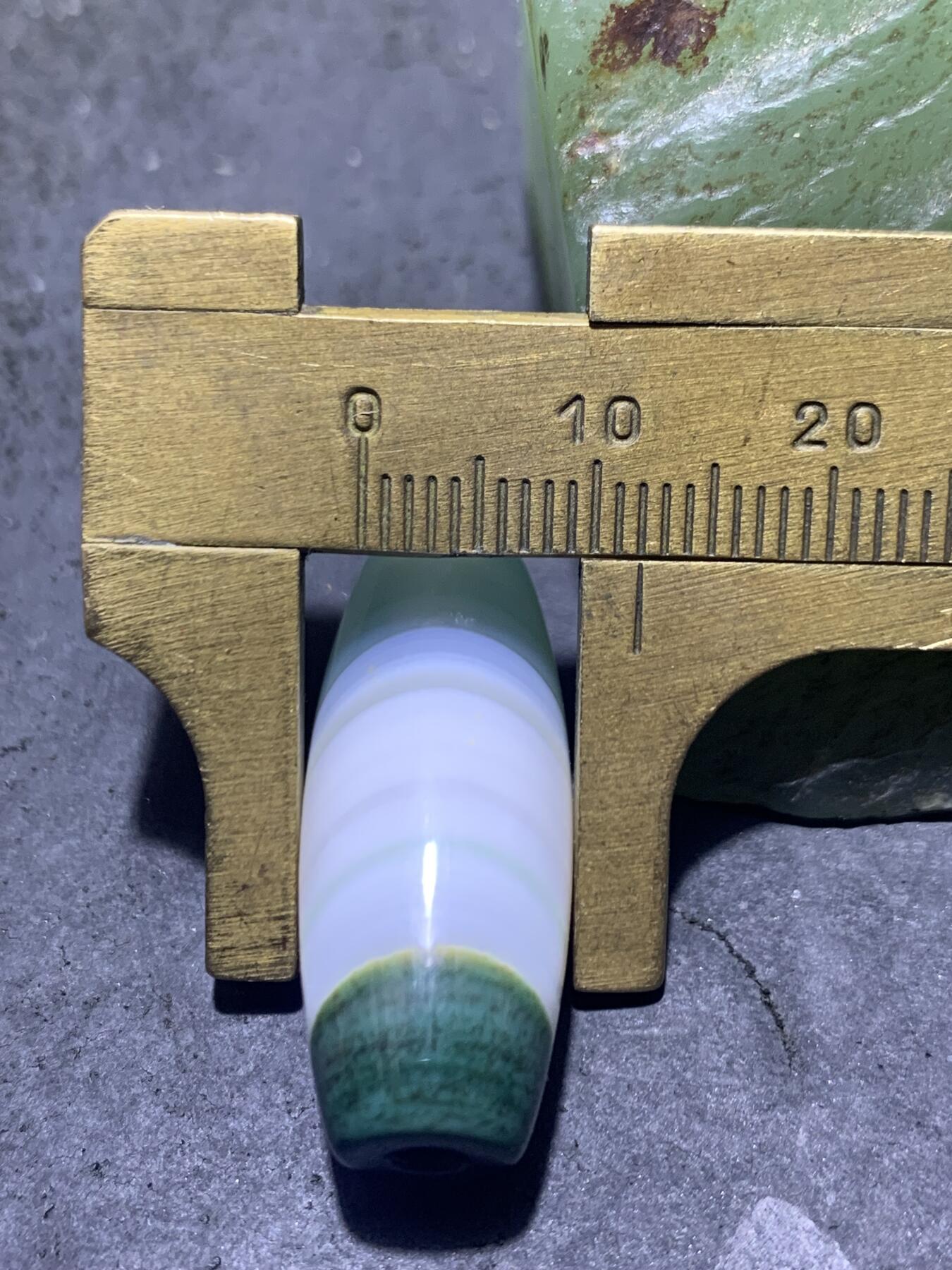 精美冰透高玉化瓷白绿双色缠丝玛瑙桶珠一颗