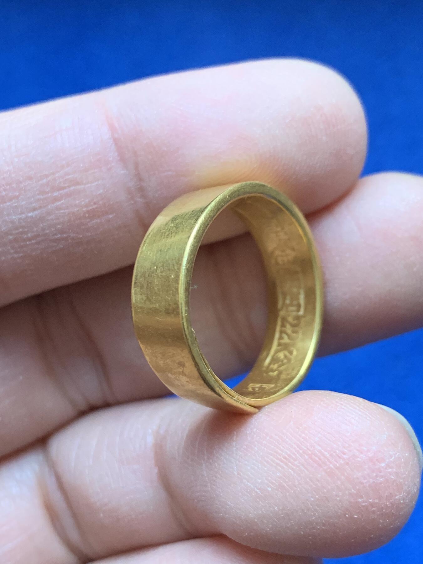 《竞宝斋》第443场 周日，周一，2场连拍 （全场包邮） 老金戒一枚，重9.2克，含金量91.7％，内圈刻有繁体字