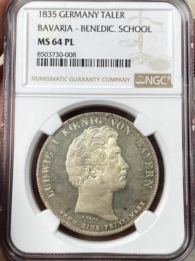 万国钱币拍卖第056期 - NGC MS64PL 1835巴伐利亚路德维希一世本笃教会学校历史大泰勒 1835年巴伐利亚路德维希一世将位于奥格斯堡圣·斯蒂芬修道院的拉丁文法学校委托于巴伐利亚本笃会管理 路一是虔诚的天主教徒 他将此举看作对主的奉献 并敕令发行此枚历史泰勒加以纪念 镜面喷砂淡金彩PROOFLIKE类精制质感 NGC唯一亚军分 更高分仅一枚 顶级收藏品质
