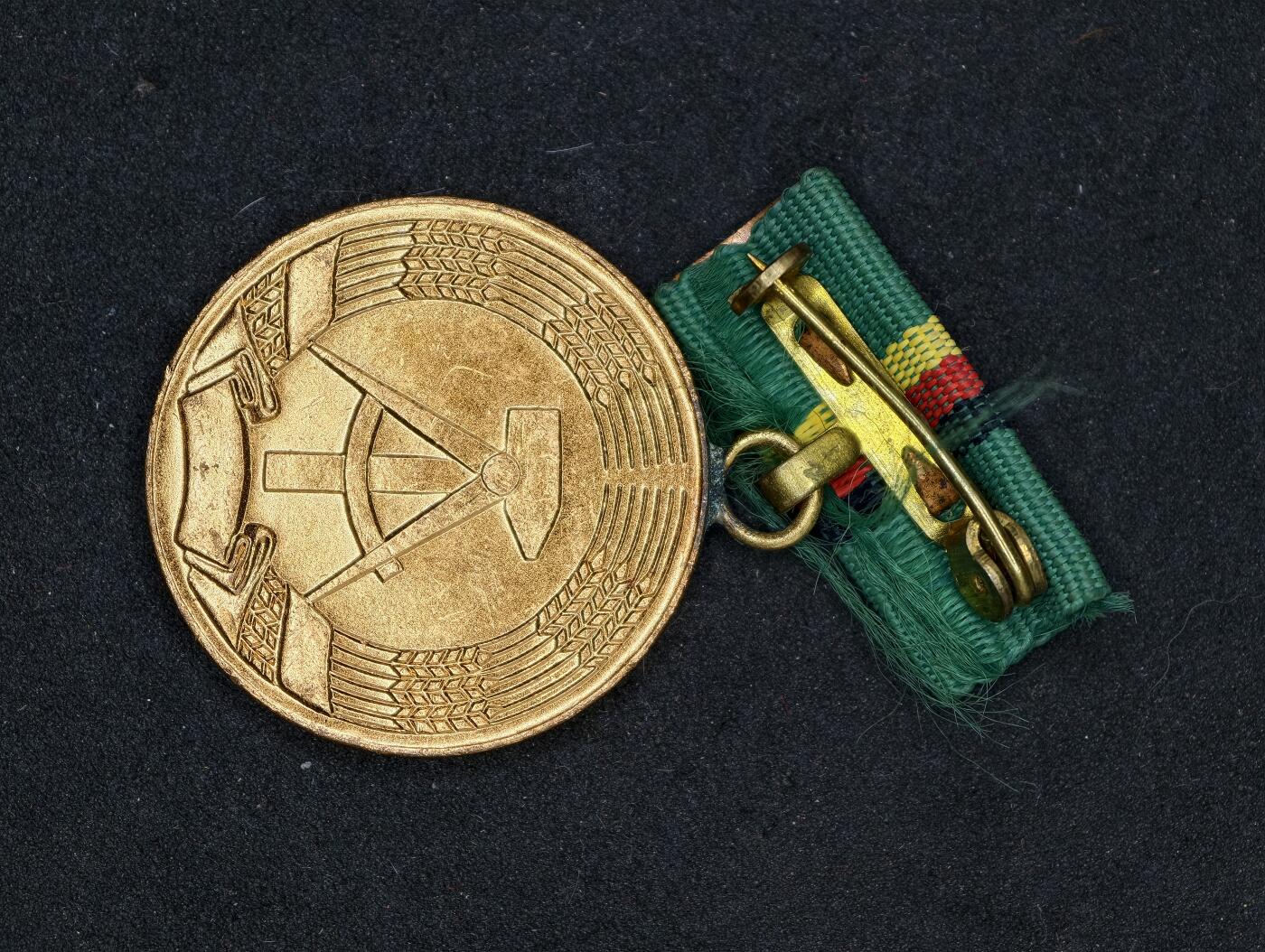 凯旋世界勋赏（第20期）（欢迎送拍）（对拍品有疑问请询问客服，不接受到手刀，出价默认拍品品相。请认真阅读拍卖规则！出价默认已认可！）（收到货请录制开箱视频，无视频概不处理问题。） DDR奖章